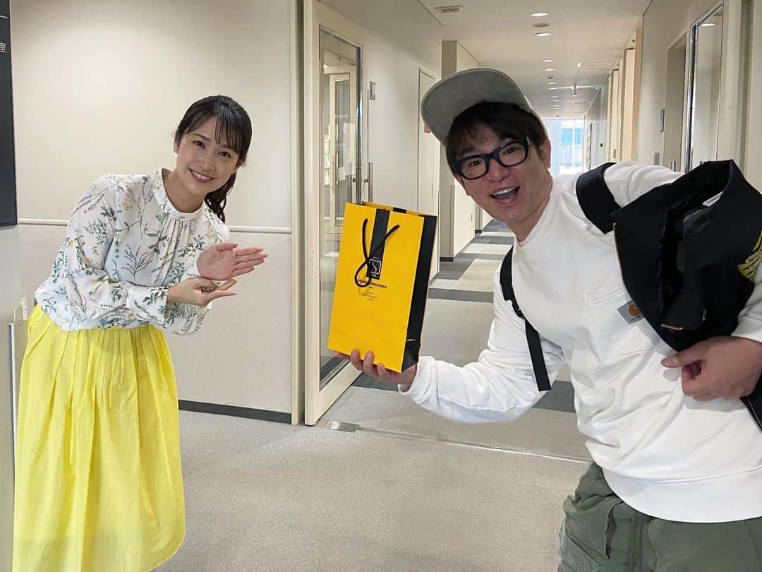 島津咲苗さんのインスタグラム写真 - (島津咲苗Instagram)「約1ヶ月半ぶりの濱口さん。 時間差なしで直接話せることが こんなにも楽しく尊い時間だとは... 一年前には想像できませんでした🙄 . . . (写真の時だけマスク外しました) #濱口優 さん #鈴木ちなみ さん #デルサタ #おかえりなさい  #メーテレ #アナウンサー #島津咲苗」3月7日 16時07分 - sanae_shimazu