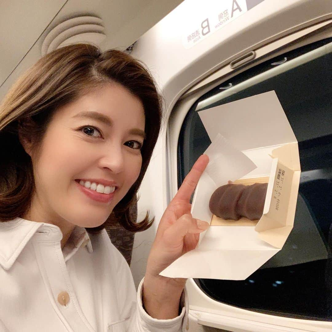 神田愛花さんのインスタグラム写真 - (神田愛花Instagram)「昨日の帰りの新幹線にて🚄 伊勢名物＂赤福＂のミニサイズ💕 楽屋に置いて下さっていた２つ入りの物、初めて見た😆 可愛いなぁ❤️ このくらいの量、ちょっとお腹空いた時に最高ですよね😍😍😍 こんなに立てて持っても滑り落ちない❗️ 今度大阪にお邪魔する機会があったら、買って帰ろうっと ♫  #NYC #ニューヨーク #Barbie #バービー #pink #ピンク #赤福 #美味しかったなぁ #もっと食べたい #神田愛花」3月7日 16時13分 - aikakanda