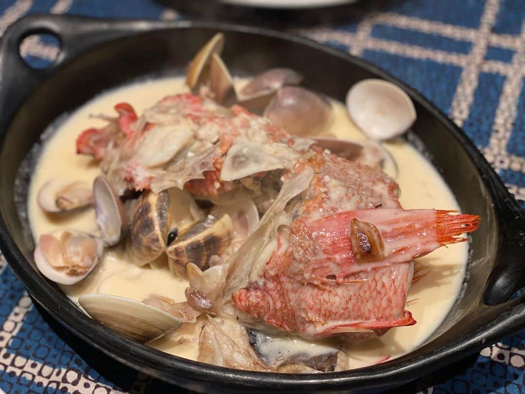 栗原友さんのインスタグラム写真 - (栗原友Instagram)「久しぶりにしっかり調理。 大好物のメヌケとハマグリを蒸し煮にして、そのスープをフグの白子をたっぷり使ったソースに。こんな美味しいの今まで作ったことなかったから、毎年の定番にすることに決めた。  食べたかったステーキはアコヤガイのガーリッククリームソースをどばっと。 ケトジェニックは脂質全く怖くないのでバターたーっぷり！低温調理2時間でプリップリのお肉やばめ。  フグの唐揚げは、 ガランガル、コリアンダーの根、ナンプラー、少しのパルスイートでしっかり漬け込んで、試しにココナッツファイバーを衣に使ってみたけどかなりよかった。というわけで、これ、冷凍販売しようかなーと思います！  #ケトジェニック #keto #ketogenic #低糖質 #糖質制限  #クリトモ飯 #クリトモ商店」3月7日 7時29分 - kuri__tomo