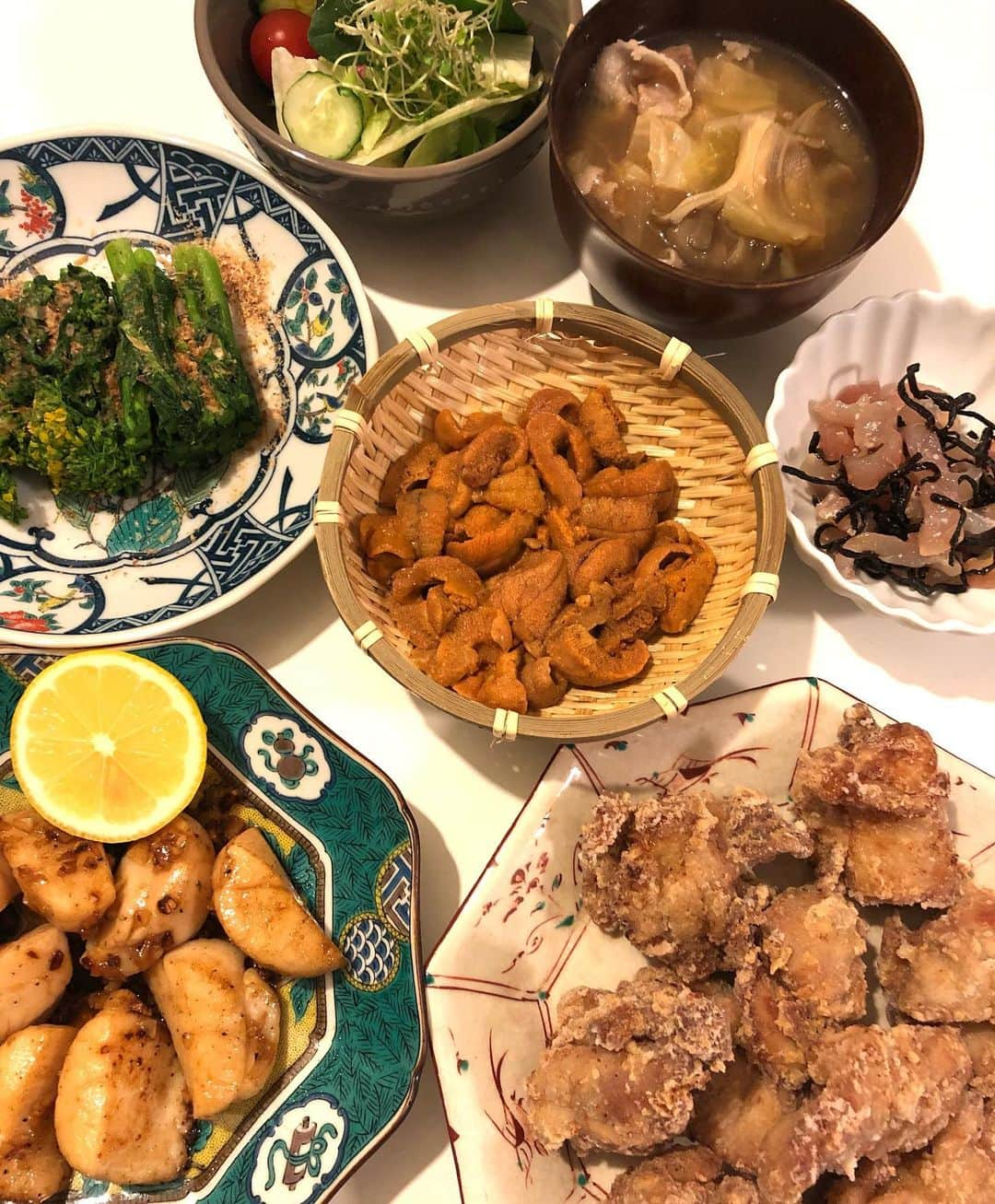 甘糟記子さんのインスタグラム写真 - (甘糟記子Instagram)「一昨日の夕飯( ^ω^ )  豊洲の食材のラストは雲丹、昆布締めの鯛、ホタテのガーリックバター醤油です\(//∇//)\  ホタテ、あんまり食べない息子殿も、ちょっと食べてみなよ〜、と進めて味見したら、美味しい〜！とパクパク食べてました（笑） 今はホタテが旬らしく、豊洲にも沢山並んでたな〜(o^^o)  あとは菜の花のお浸し、中津唐揚げ、サラダ、味噌汁です(๑>◡<๑)  中津唐揚げは冷凍で取り寄せて、家で揚げてます。 前回知り合いの方にいただいたのがとってもおいしかったのでリピ！  こちらは姫がめっちゃ食べてました（笑）  そして2枚目のアンコさん。 最近少し盛りがついてきたのか、やたらとスリスリしてきて、ゴロンと撫でてくれと転がります(≧∀≦) 可愛いんだけど、猫って盛りがつくとスプレーと言っておしっこでマーキングし出すらしく、、、 不安。 だから早めの去勢がいいらしいのですが、、、  悩む〜。  アンコももうすぐ1歳だし、やるなら今だと思いつつ未だに悩んでます。  でも家中マーキングされても困るしな〜。  猫飼うのは初めてなので、知らないことばかりです！  #甘糟ご飯#ご飯#夕飯#豊洲市場#雲丹#中津唐揚げ#アンコ#甘糟アンコ#猫と暮らす#ねこすたぐらむ#猫のいる暮らし#白猫#白ネコ#メイクーン#オッドアイ#ダイクロイックアイ#ねこあるある#悩む」3月7日 7時51分 - norihey924