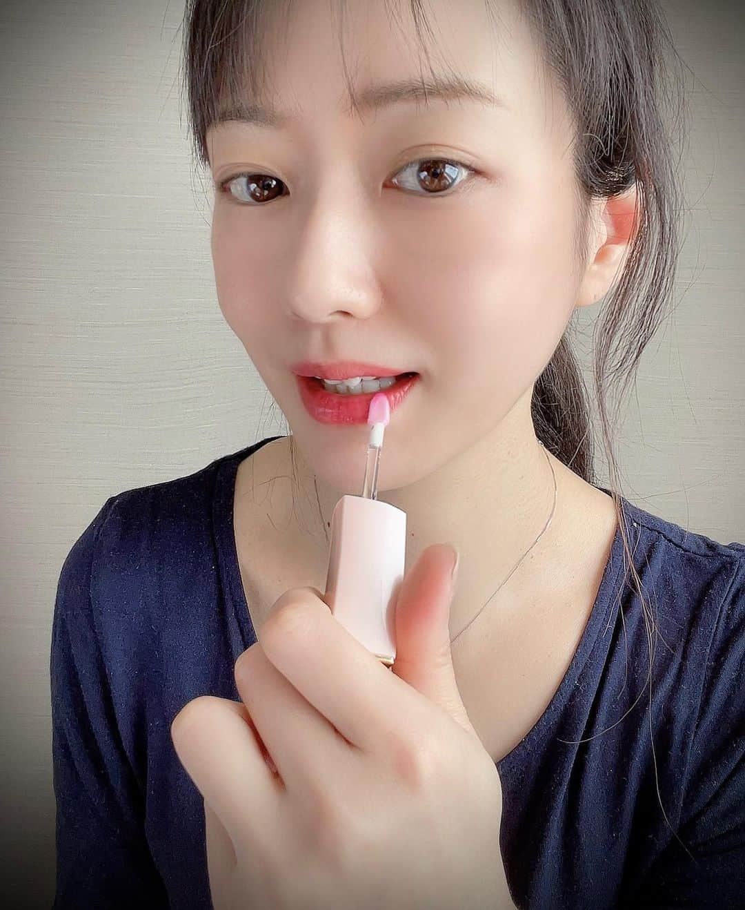 吉山りささんのインスタグラム写真 - (吉山りさInstagram)「✨✨✨ 💋吉山りさの 勝手にオススメ美容アイテム🥰  今日は 💎 『ピュアカラーエンヴィリップ ボリューマイザー』  💄💕  高いので今は使ってないけど  ESTEE LAUDERの基礎化粧品は とっても良くて私の肌に合う😍  化粧品全く買えてなかったので  心も老けない様に リップをご褒美に買っちゃった💄💕   ん〜っ😍  💋テンション上がる🧜🏻‍♀️🧜🏻‍♀️🧜🏻‍♀️  #吉山りさ  #勝手にオススメ美容アイテム  #アラフォーママ #アラフォー #40代 #40代コスメ #シングルマザー の15年間だったので基本は#安くて良いものが好き💋高くて良いものは沢山あるもん 高くて良くない物はﾁ───(´-ω-｀)───ﾝってなる  ✨✨✨ 本当に好きなアイテムしか このコーナーには載せません😚  #化粧品 #大好き #コスメ #cosmetics #makeup #esteelauder #エスティーローダー #リップ #メイク #ナチュラルメイク  #スースーフェチ   眉毛とリップで#おうち時間 🤗✨  ほんのりピンク😙💓 #ピンクパンサー も嫌いじゃない🕺🏼」3月7日 8時14分 - oreorerisa