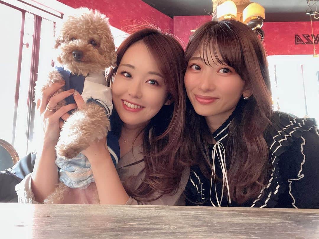SARAKIMISAKIのインスタグラム：「. @acha97_golf  あちゃまるとチビと🐶  コンペの準備で おチビ連れてコンペの旗作ったりボール作ったり 慣れないこと色々してた日。 お疲れちゃん☺️  うちの子も早く外出できたらいいなぁ🥰  . . . #ゴルフ #golf #⛳️ #ゴルフ女子 #ゴルフ男子 #ゴルフ好き #ゴルフ好きな人と繋がりたい #ゴルフウエア #ゴルフコーデ #ゴルフコーディネート #ゴルフスイング #スイング動画 #골프 #골프웨어 #골프스윙 #여행 #해외여행 #골프스타그램 #골프중독 #와인 #소주 #좋은시간  #golfswing #golfstagram #golfgirl #lovegolf #golflife #犬のいる暮らし #犬好きな人と繋がりたい」
