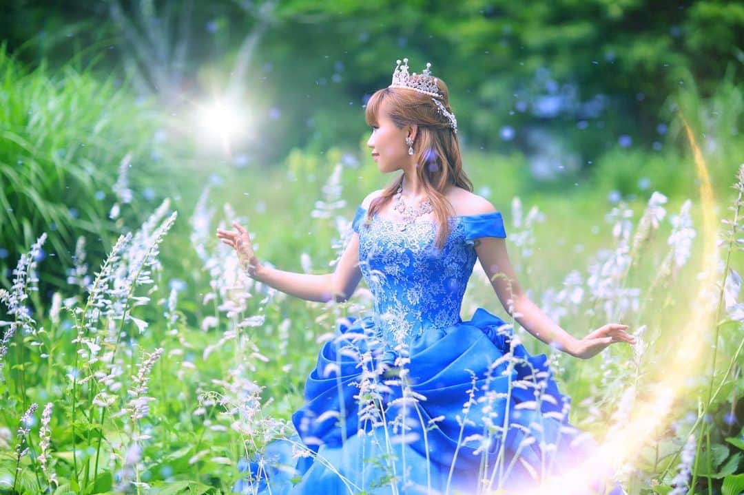 舘林佳史のインスタグラム：「ディズニープリンセス👸 シンデレラ🥰💓  大好評ウエディング撮影受け付け中〜😘  ﻿ ﻿誰でも物語の主人公になれるをキャッチコピーに﻿ ドラマや映画の物語のワンシーンの様なDramaticStoryPhotと言う名前で活動作品作りをしています。﻿ ﻿ 大好評のドラマティックフォトのご依頼はこのクオリティーで30000円〜(ほぼ諸経費)で受け賜わっています)^o^( ﻿ ﻿ 素敵な作品を一緒に作りたい！コラボレーションしたい 美容師・メイクアップアーティストさん ・服飾デザイナーさんクリエイターさんも随時募集中です✨﻿ ﻿ お姫様になりたい👸物語の主人公になってみませんか^ ^⁉︎.﻿ ﻿ ﻿ たった一枚の写真で人生が変わる‼️﻿ ﻿ ﻿ ✨作品作り体験モデルに興味がある方 ドラマティックフォト依頼 撮影依頼 体験モデル募集﻿ ﻿ ①お名前②地域③年齢④身長⑤LINE ID⑥応募理由やお問い合わせ内容⑦最近の髪型スタイルの分かる写真をDMまたはメール下さい✨﻿ ﻿ 📩contact@dramaticphoto.jp﻿ ﻿ モデル宣材撮影 コンポジ Book作り プロフィール撮影 ブライダルフォト記念撮影 衣装レンタル 成人式 着物 ドレスロケーションフォト スチール サロンモデル撮影 写真集等撮影のご依頼何でもお気軽にお問い合わせDM下さい✨📩 .﻿ ༚┈❁┈༚༝༝༚┈❁┈༚༝༝༚┈❁┈༚༝༝༚┈❁┈ ༚༝༝༚┈❁┈ . ．﻿ #シンデレラ#ファンタジー#ディズニー#プリンセス#ウエディングフォト#ウエディング#ウエディングドレス#夢の国#フォトジェニック#プロモーション撮影#ドラマティックストーリーフォト#インスタ映え#作品作り #撮影依頼#シューティング#撮影依頼募集中 #ファインダー越しの私の世界 #写真を撮るのが好きな人と繋がりたい  #ストロビスト#ポートレート#ポートレートモデル#モデル募集#被写体#カメラマン#フォトグラファー#photographer」