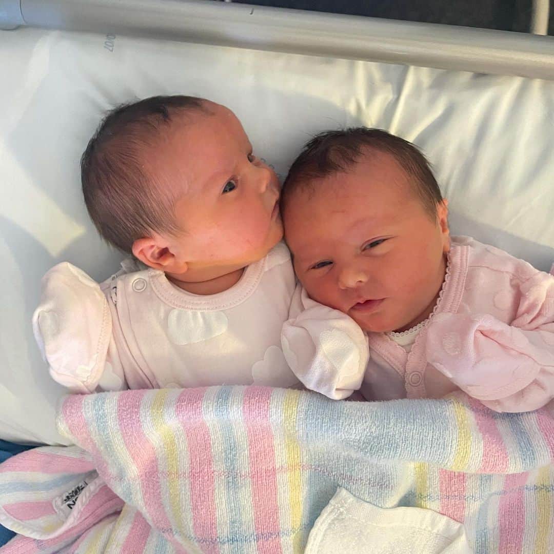 のインスタグラム：「Meet our beautiful girls!!! Maeve Frankie Burns (2.9kgs) & Macy Rose Burns (2.8kgs)  Everyone is healthy and well!  Born 4/3/21  Nathan & Bianca.」