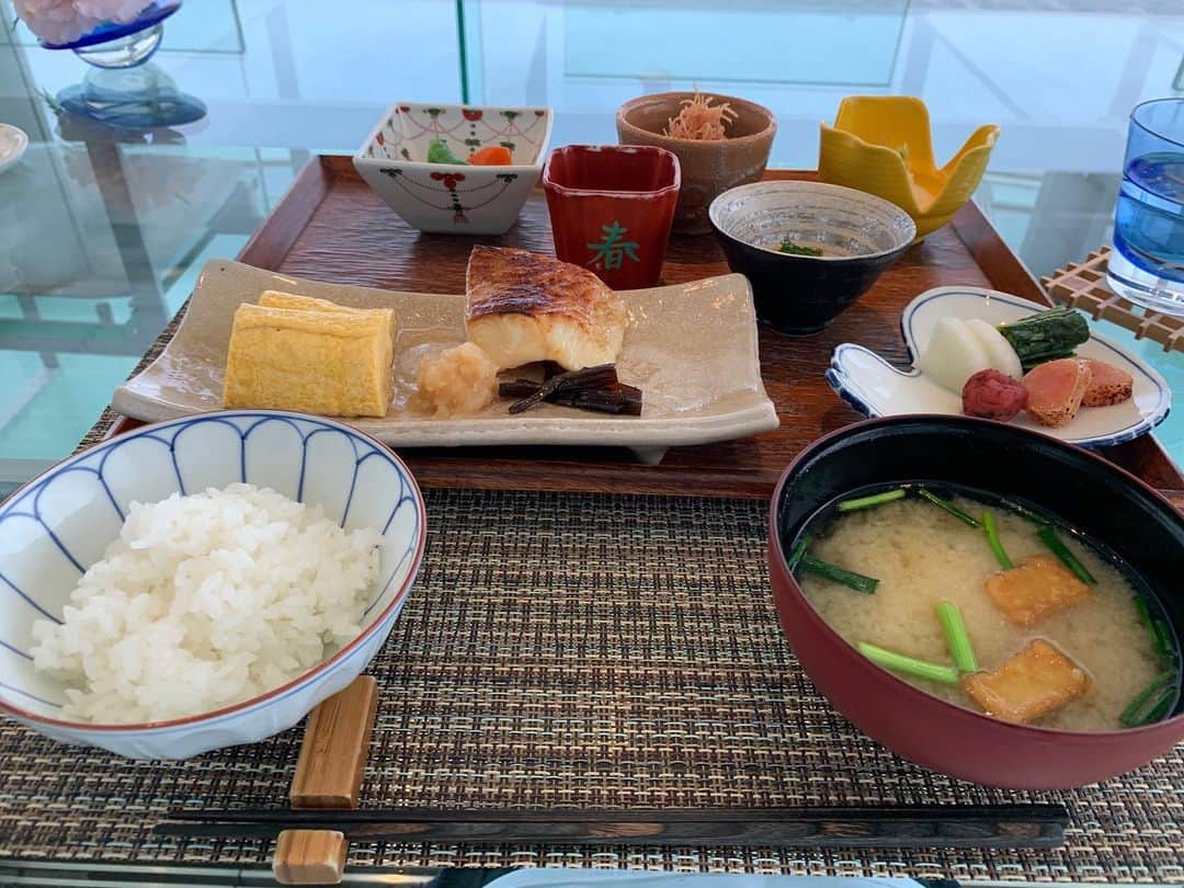 草間淑江さんのインスタグラム写真 - (草間淑江Instagram)「おはようございます！  ３月７日の朝はお出かけ先で和定食。  #朝食#朝ごはん#和定食」3月7日 8時45分 - yoshie_kusama