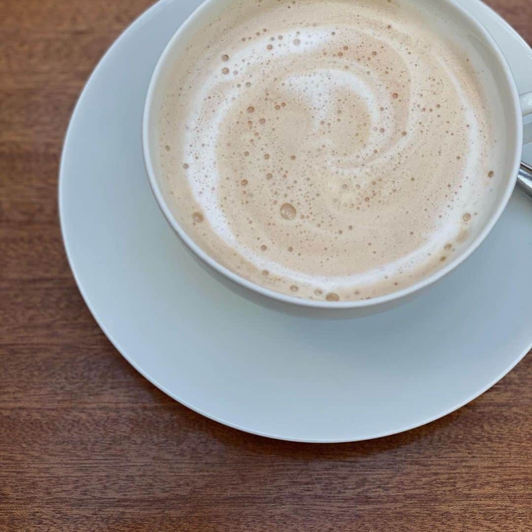 のインスタグラム：「. . 𝘎𝘰𝘰𝘥 𝘮𝘰𝘳𝘯𝘪𝘯𝘨☕️ . 今日はまた一気に寒さが🥶 寒暖差が激しいけど あたたかくして、今日も楽しい一日を☺️🌿 . . . . . . #cafe#cafetime #weekend #週末 #カフェオレ #毎日飲んでる」