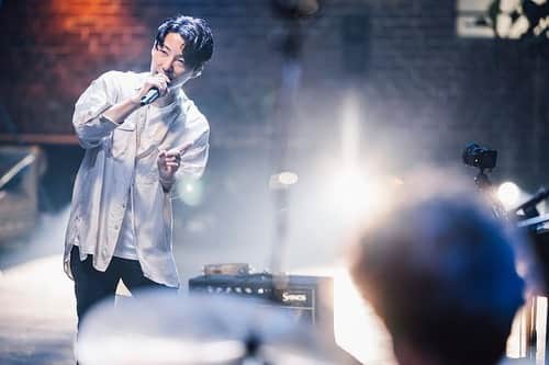 佐久間宣行のインスタグラム：「星野源「YELLOW PASS Live Streaming “宴会”」  素晴らしかったー！ セットリストもアレンジも本当に良かった。 一言でいうと、贅沢。  あと、ちょっと引くぐらい音が良かった気がするんだけどなんなんだろう。驚いた。  夜中にお酒飲みながら見たけど、最高でした。  (写真は公式が出してるニュースのやつです)」
