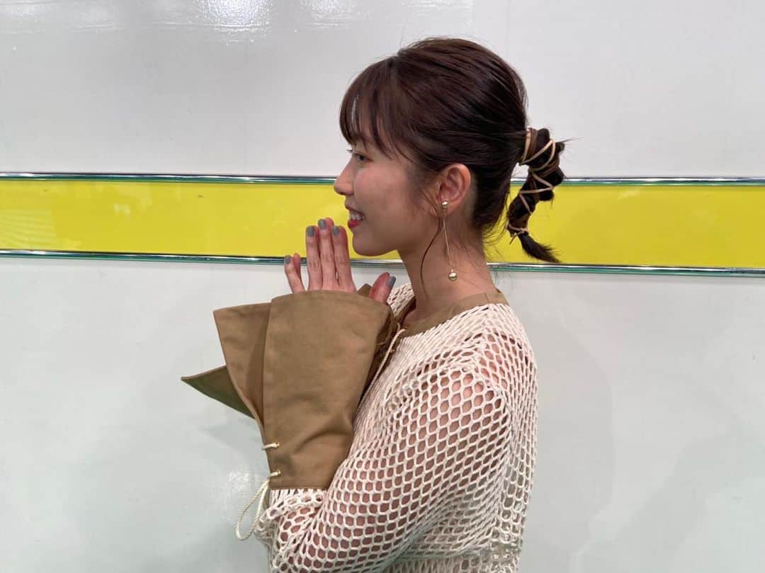 横山由依のインスタグラム：「メイクさんが可愛い髪型に してくださいました💇‍♀️ いつかは自分で出来るようになりたい、、」