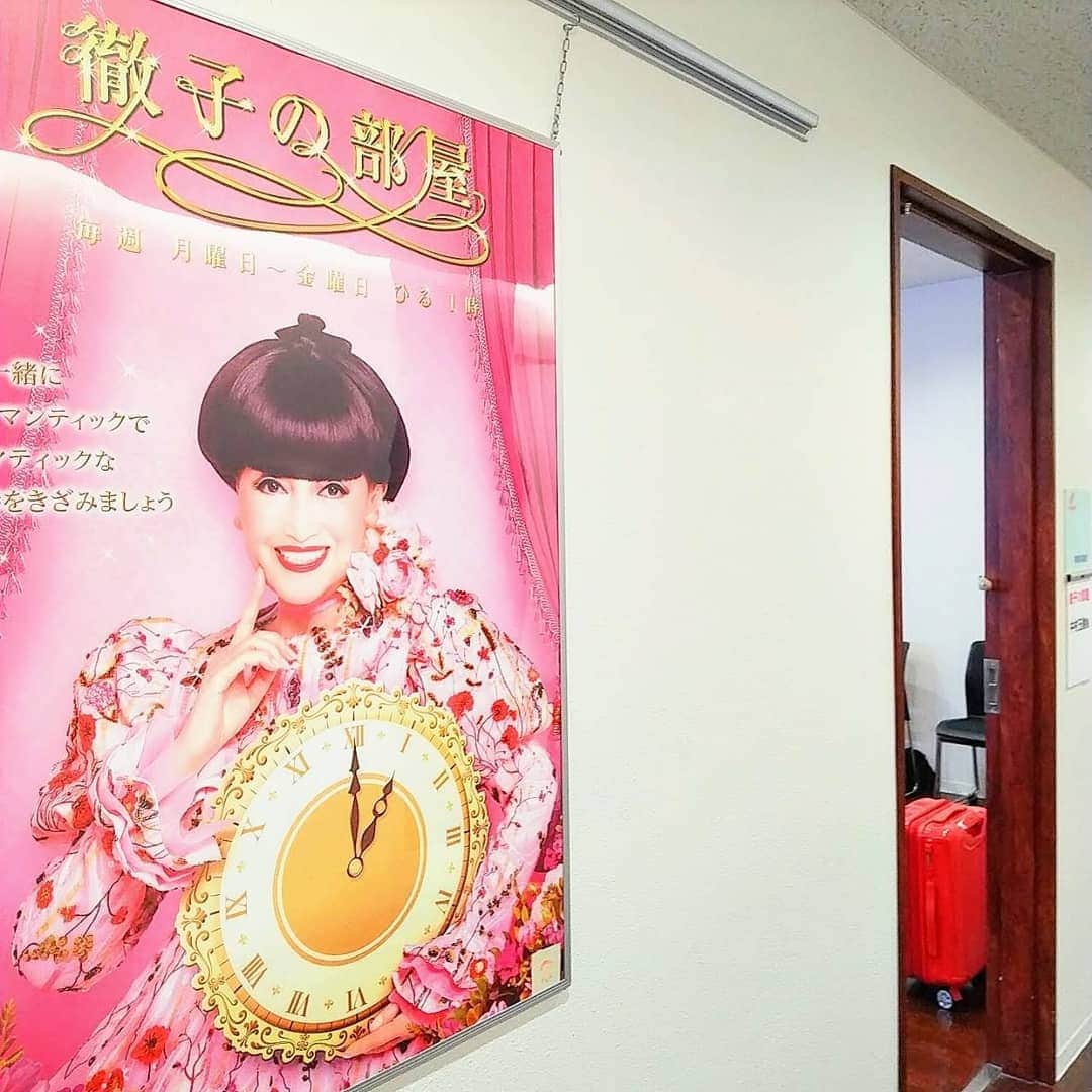 のインスタグラム：「皆さんおはようございます、中村玉緒でございます。  まぁ、また沢山の皆さんのフォローが増えまして、心強いですわ。 Yahooさんに載ったAERAさんの記事のおかげさんでっしゃろ。 まぁ、ネットにはネットですなぁ。 また元気になれました。 皆さん、ありがとうございます。  さて、また嬉しいお知らせさせていただけます。  明日、3月8日㈪　テレビ朝日 13時〜 『徹子の部屋』に出演させていただきます。  この番組も46周年目に突入されたとお聞きしました。 私はその45年前から出させてもろてるようです(笑) 何回出させてもろても良いもんですなぁ。 今回も徹子さんと沢山のお話しで元気頂きました。  どうぞ皆さん、楽しみに観てくださいよ〜🍀  そして！いよいよ本日お昼から 『中村玉緒の「今日のことは今日でわすれる」』YouTubeチャンネル始まりますよぉ！  どんなんなってるか、ワクワクしますやろ(笑) 私はドキドキしてます(笑)  どうぞ皆さんこちらもいっぱい楽しんでおくれやす🍀  #徹子の部屋 #黒柳徹子 #ゲスト #楽しい #思い出 #Yahoo! #AERA #玉緒のきもの #中村玉緒」