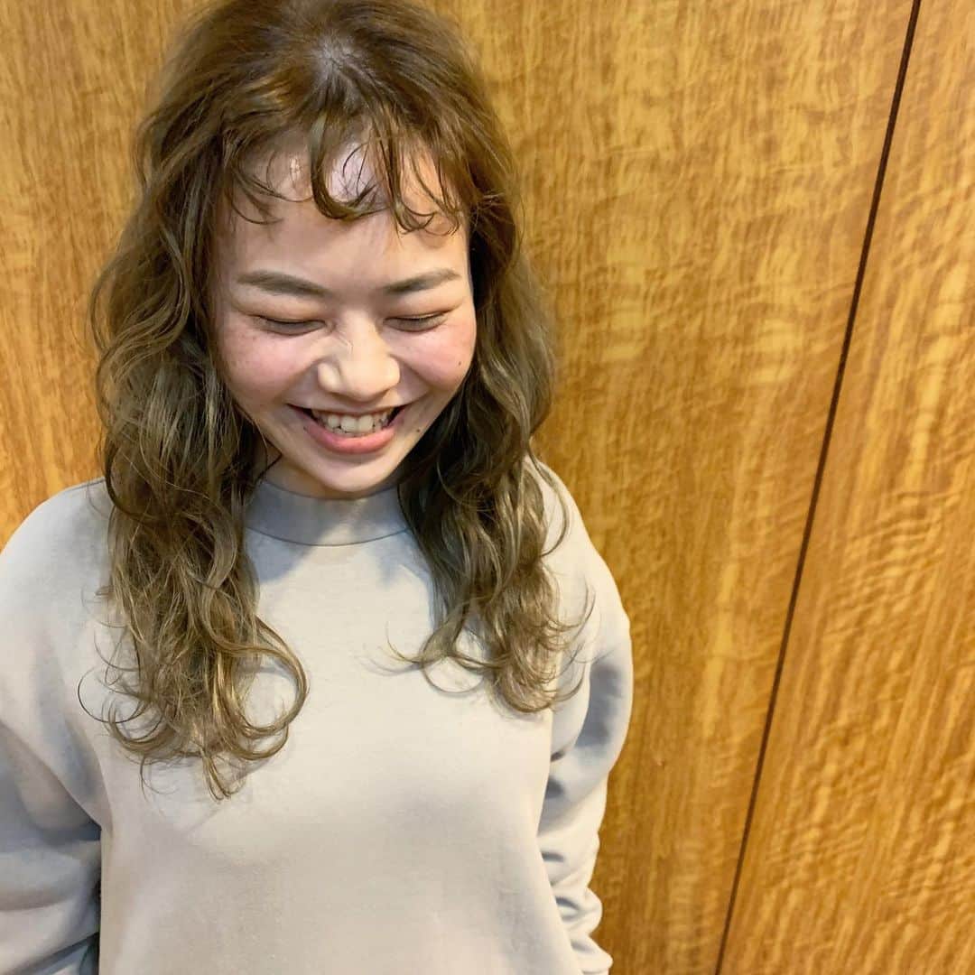 YU-U（工藤由布）のインスタグラム：「happy wedding💒 素敵な1日になりますように〜💫 自分のことみんなの東京の母だと思ってるので←🤣 担当してたお客様がお嫁に行くとなると毎回感動してしまう🥲 母嬉しいです 笑 最高な笑顔で素敵な思い出を🗒🪄 ・・・ #結婚おめでとう #uアレンジ #波ウェーブ」