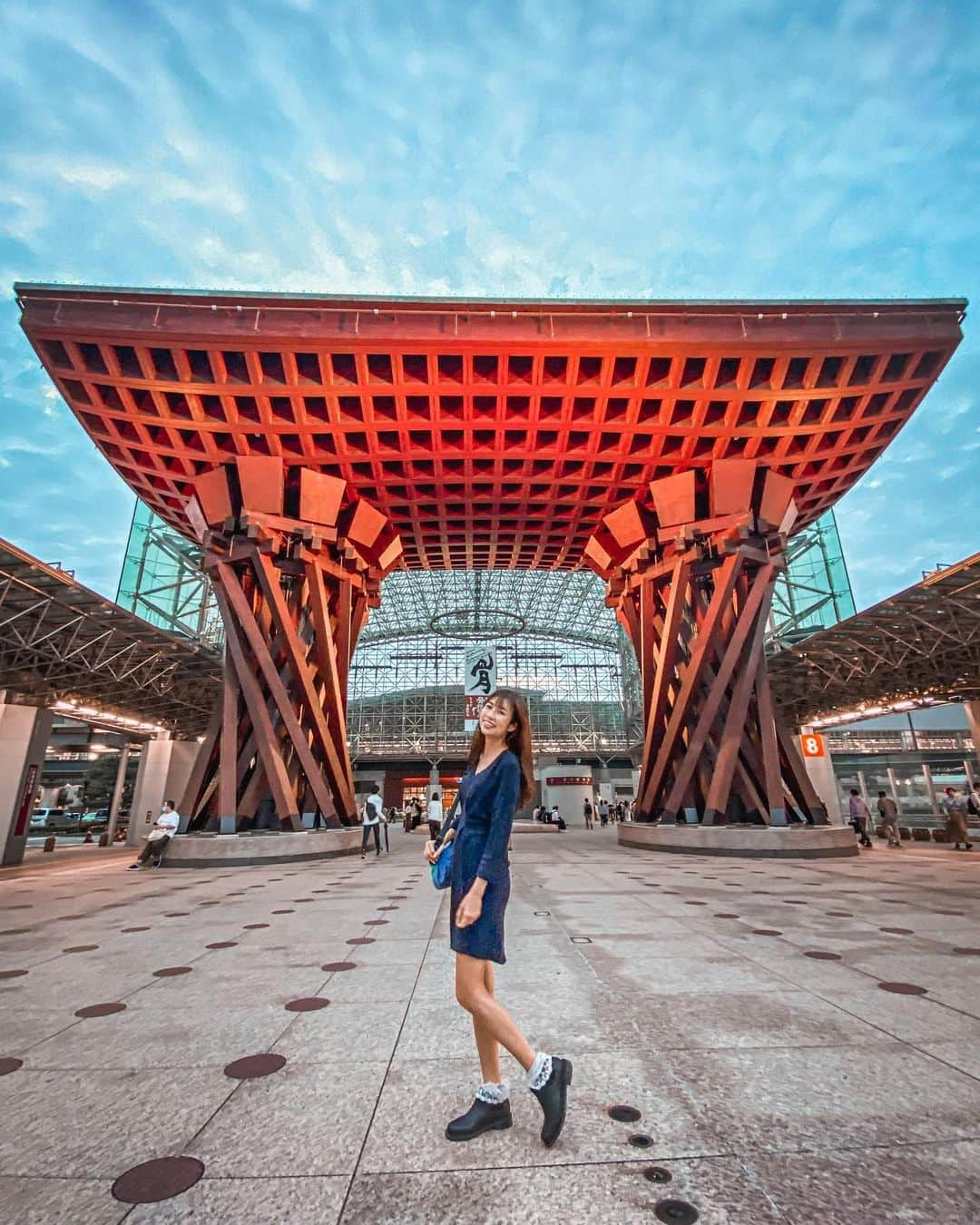 さんのインスタグラム写真 - (Instagram)「【Central Japan Virtual Tour #5】  Have you been to Kanazawa Station? It is one of the most aesthetically striking train stations in Japan with its massive vermillion Tsuzumi-man Gate, built in the form of a traditional Torii gate. ⛩It is glamorous, ostentatious, and very extra (in Malaysian and Singaporean definition) in a good way, very typically Kanazawa!  If you look closely, the pillars of the gate arevery similar to Tsuzumi🪘 , a drum used in Noh performances, an art form that flourished in the glorious past of Kanazawa, and that’s how the gate got its name from!  Take the Hokuriku Shinkansen (covered by Takayama-Hokuriku Area Tourist Pass) to reach this station.  There are lots to explore in Kanazawa city alone, which I will be sharing in my next post.  Can anyone name one of the must-visits in Kanazawa?  #CheesieinCentralJapan #Ishikawa #Kanazawa #centraljapan #touristpass」3月7日 9時35分 - cheeserland