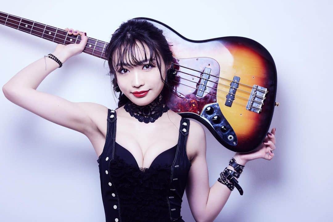 わかざえもん（コロナナモレモモ）さんのインスタグラム写真 - (わかざえもん（コロナナモレモモ）Instagram)「Photo : Hiroe Yamauchi Hair and Makeup : Kyoko Owada Stylist : Ai Saga  #photography #bass #bassist」3月7日 9時35分 - waka_bass