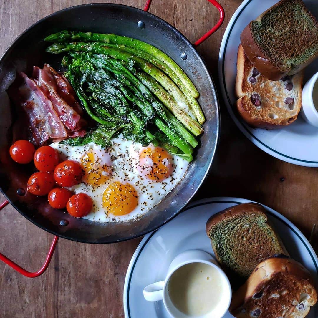 tamiさんのインスタグラム写真 - (tamiInstagram)「* #休日の朝 *  菜の花とアスパラとトマトとベーコンと卵。 コーンスープとパン。  パンは、 @takaki_bakery_official さんの "小豆とよもぎ"と"小豆ともち麦"。  * #朝食 #朝ごはん#モーニング#朝ごパン  #breakfast#goodmorning #休日#食事#暮らし#日々のこと  #タカキベーカリー」3月7日 9時42分 - tami_73