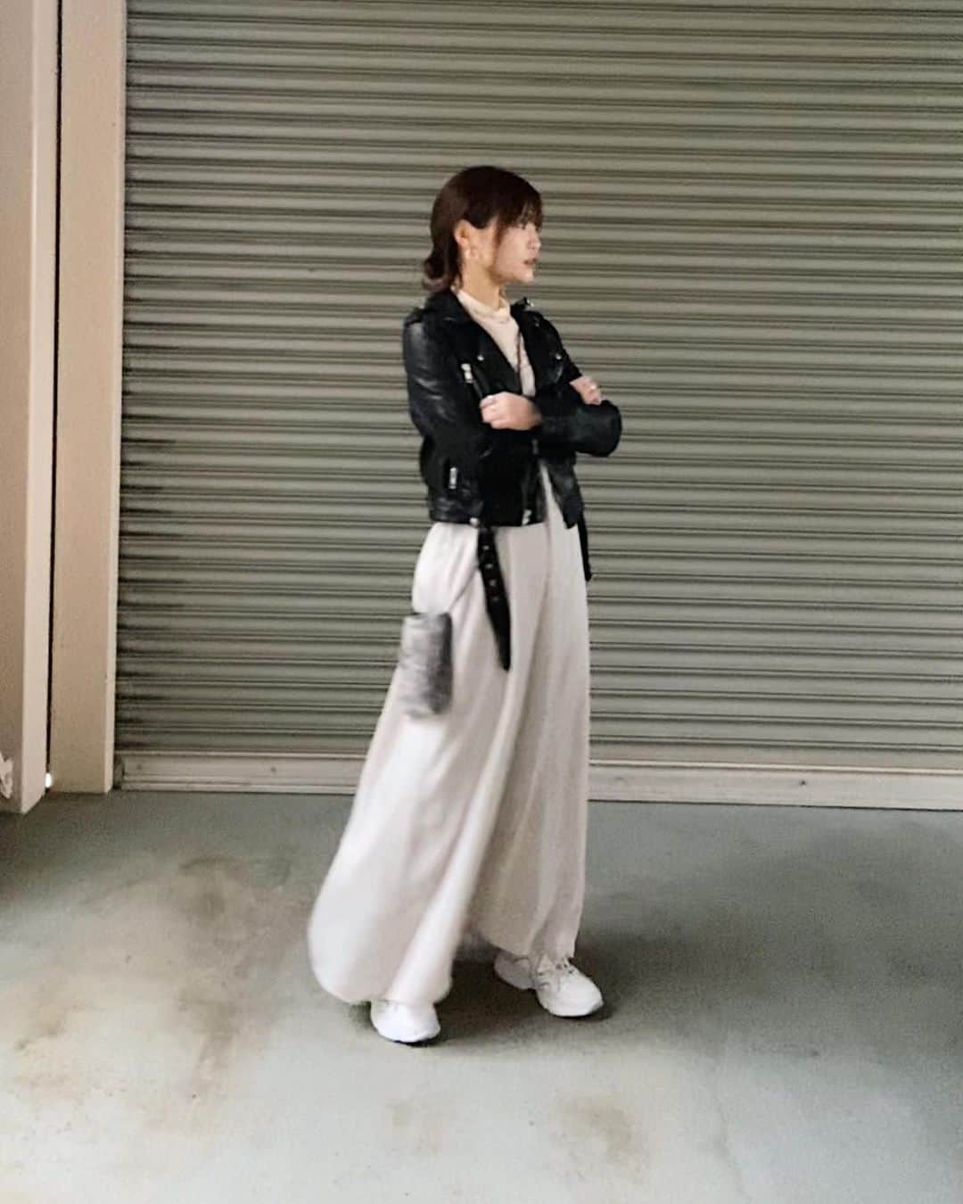 三橋栄香のインスタグラム：「🤍🤍🤍  この間の👗Lucidaのnewスニーカー履いてみた〜〜 こうゆうスニーカーはワンサイズ大きめのものをチョイスしてますっ  シンプルなものから柄アイテムまであって可愛かったな〜〜私は異素材MIXのスニーカーに🤍  3月3日に"ZOZO TOWN" にOPENして、3月4日には大阪の"天王寺MIO""梅田EST" にもできたそうなのでスニーカー好きな方は是非チェックしてみてくださいね🥰  https://zozo.jp/shop/lucida/」