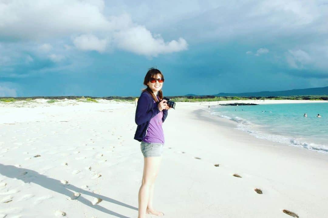海保知里のインスタグラム：「2008年ガラパゴス諸島に行った時の写真を発見。若いね。あぁ旅行したい。。 #特別繰越休暇中の時 #海保知里」