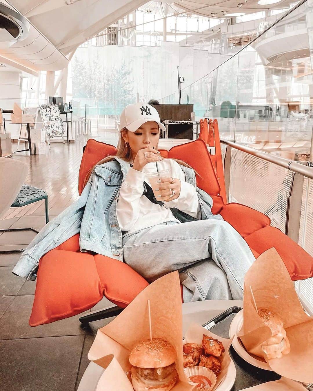 ✷kana✷のインスタグラム：「🍔🥤🛫 . . Good Morning☀︎︎ ひっさびさの羽田ガラガラGO✈︎ . . #朝活 #morning #hamburger #coordinate #outfit」