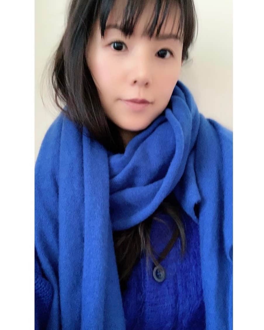 小西真奈美さんのインスタグラム写真 - (小西真奈美Instagram)「青に青。 だんだんマフラーがいらない季節に 近づいてますね。 ☺️  #青 #マフラー ＃ニットカーディガン」3月7日 10時46分 - manami.official