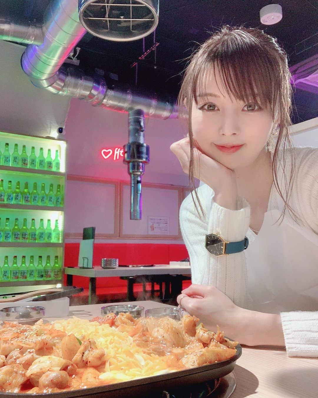 satomiさんのインスタグラム写真 - (satomiInstagram)「(@kinchan_shibuya)🐷 ・ 今日は韓国グルメディナー🍽 金ちゃんでUFOチキンフォンデュにチーズタッカルビにいーぱい食べた〜！ 一年分ぐらいのチーズ食べた〜笑🧀 ・ リーズナブルだから気軽に行けそう！ ・ チキンウマ🤤1番はチーズボール！！ これ無限にいけそう♾🐷 ・ 今度はサムギョプサル食べに行こー( ›◡ु‹ )♡ ・ ______________________________ 時計⌚️→（@liakulea_japan ) クーポンコード「saatoau27」で10％OFF！  ・ ______________________________  ・  #金ちゃん #渋谷韓国料理 #渋谷グルメ #渋谷ランチ #韓国グルメ #韓国料理 #pr #UFOチキンフォンデュ #BTS 防弾少年団 #生サムギョプサル #チーズボール #チャミスル #マッコリ #渋谷ディナー #UFOチキン #さとみのグルメ記録 #腕時計 #liakulea  #腕時計倶楽部  #手元倶楽部 #リアクレア #チーズタッカルビ #韓国グルメ #ヤンニョムチキン #韓国チキン #テリヤキ」3月7日 10時52分 - saatoomii47