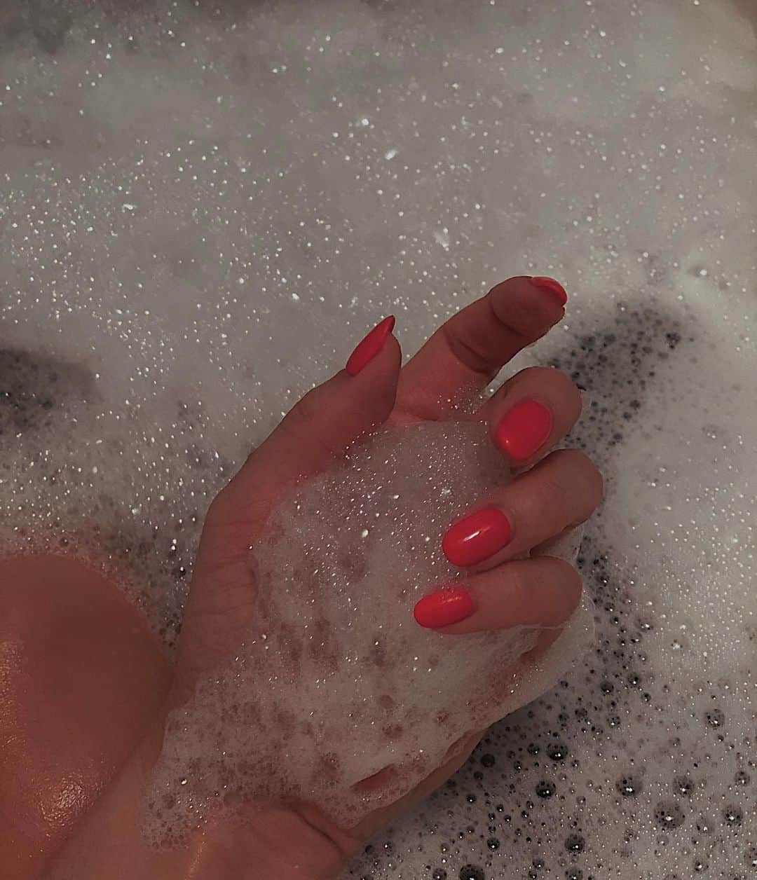 須田朱音のインスタグラム：「𝑃𝐼𝑁𝐾.﻿ ﻿ ﻿ 最近は原色な気分♡﻿ ﻿ ﻿ 人生初かな？﻿ ﻿ ピンクネイルにしたよ💅🏻﻿ ﻿ ﻿ Happink nailです💕﻿ ﻿  @colorsnail.official Colorsnailさんで 昨日、今日で個展を開催されてます。  個展のテーマは[Wavy] ”Wavy=波のように揺れ動く” という意味があります。  どんなことが起きても、 立ち止まらず動き続けてほしい。  その先には、きっと明るい未来が待っているから。 という想いを作品に込めています。 こんな時代だからこそ、私たちの個展で、  ひとりでも多くの人にこの想いを届けられると嬉しいです。  いつもネイルサロンに伺うと、 素敵なアートが飾ってあるんだけど そのアートを購入出来るとのこと。  自分は今どんな"Wavy"を求めてるのか… 。 直感でアートを選んでみて下さい。  コロナ対策ばっちりとの事なので 是非、足を運んでみてね♡  @colorsnail.official  @fanfan_colorsnail」