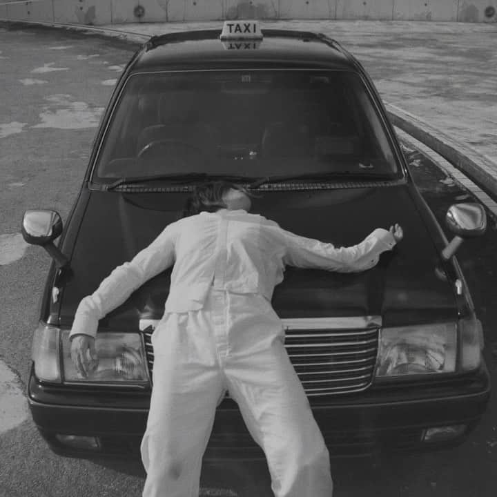Salyuのインスタグラム：「2月に配信リリースした新曲「Taxi」のミュージックビデオが本日公開〜！🙈✨この楽曲はYaffle×小袋成彬のタッグで制作され、Salyuにとっては約1年半ぶりとなる新曲♪オフィシャルホームページ内で、フルバージョンがご覧いただけます！」