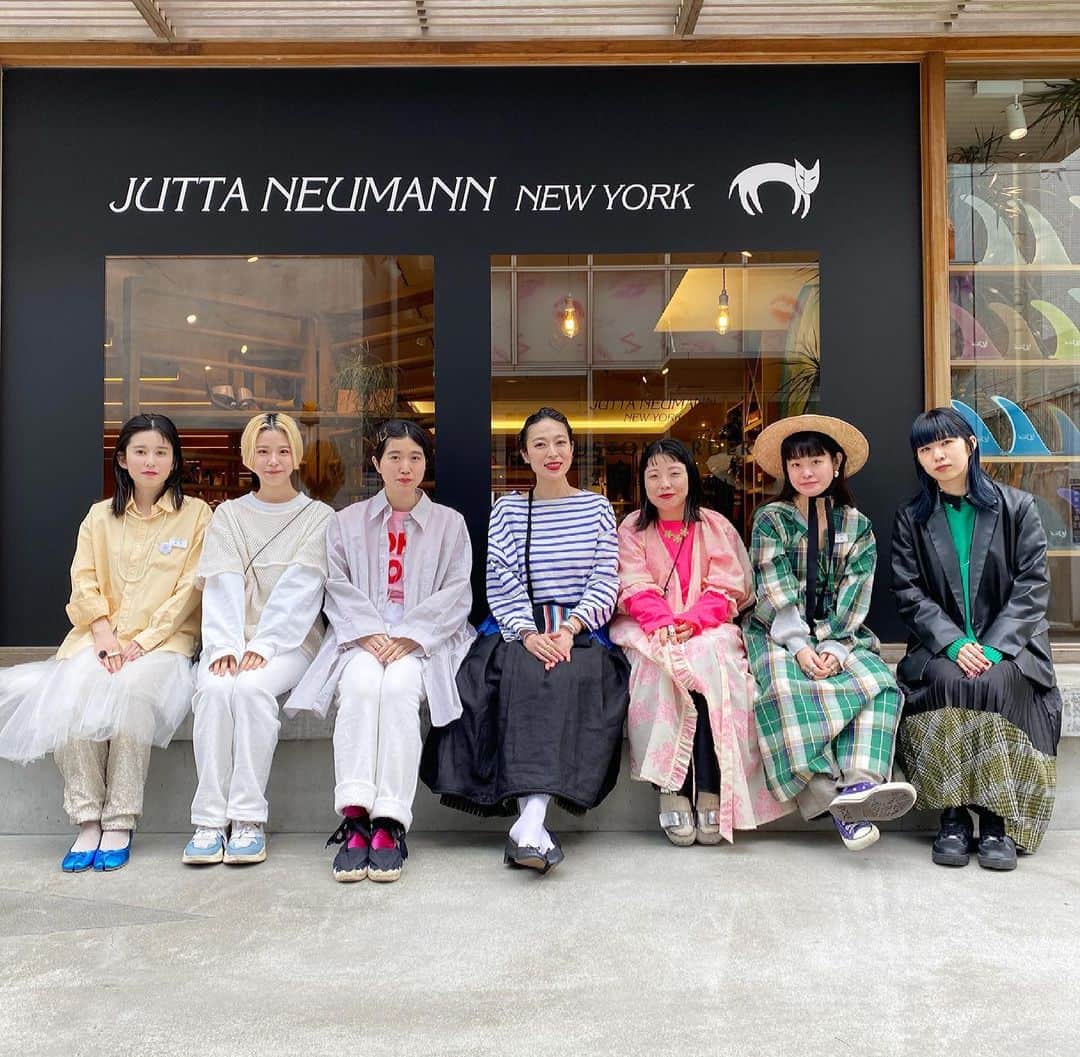 BEAMS WOMEN SHIBUYAのインスタグラム：「【THE LAST DAY!!!!!!】﻿ ﻿ 本日、皆様をお迎えさせて頂くメンバーです！﻿ ﻿ いつもBEAMS WOMEN SHIBUYAの Instagramをご覧いただきありがとうございます。﻿ ﻿ 本日、2021年3月7日を持ちまして、当店は営業を終了いたします。﻿ ﻿ 長きにわたる御愛顧、誠に感謝申し上げます。﻿ ﻿ 本日も12:00〜19:00の営業とさせて頂いております。﻿ ﻿ スタッフ一同、最後まで笑顔で頑張りますのでご来店心よりお待ちしております!!!!﻿ ﻿ ﻿ BEAMS WOMEN SHIBUYA スタッフ一同」