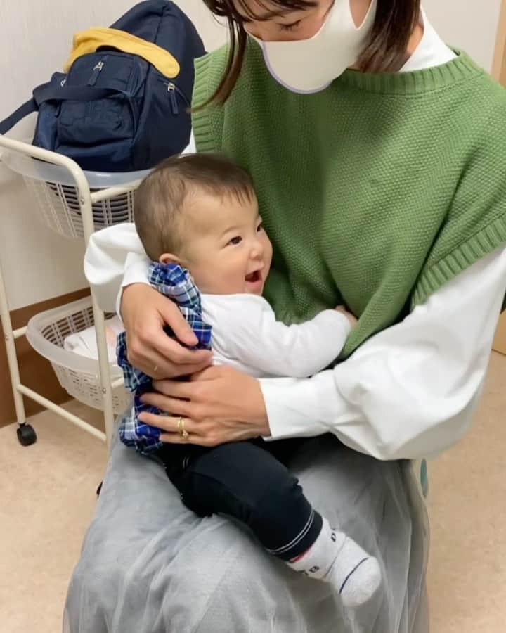 のインスタグラム：「👶🏻♡ ★2021年3月7日★ 今日で碧くん#生後7ヶ月 になりました🥳👏🎉 ・ 動画は一歳までに打つ最後のワクチン💙 全く泣かなくて偉かったぁ🥺✨ 動画を見返してみると、笑えるほど看護婦さんに終始デレデレ😂 ハイタッチで始まり、ハイタッチで終わる😂🙌🏻 ママすでに将来が心配です😶笑 あとは、いつの間にか"注射を打たれる時は見ない"という技もマスターしてます😂 最近はとくに成長のスピードが半端じゃないなぁ👶🏻💙 ・ ★人見知りが全くなく初めての人に対しても相変わらずニッコニコ ★腰を上げて四つん這いになったり、 ハイハイで少し前に進むようになった (右回りで回転するのが得意) ★手を持つだけで自分で踏ん張って立つようになった ★気に入らないと怒るようになった♡ ★離乳食は大さじ6を1日2回食べられるようになった (お野菜もお魚も果物もなんでも大好き) ★ママの顔を食べたり、名前を呼んだら笑顔で向かってきてくれるのが可愛すぎます🥰 体重は7800g!日々成長✨✨ ＊ #7monthsbaby #boybaby #boymama #7ヶ月ベビー #7ヶ月男の子 #ワクチン #注射 #おとこのこベビー #おとこのこママ #阪本智子」