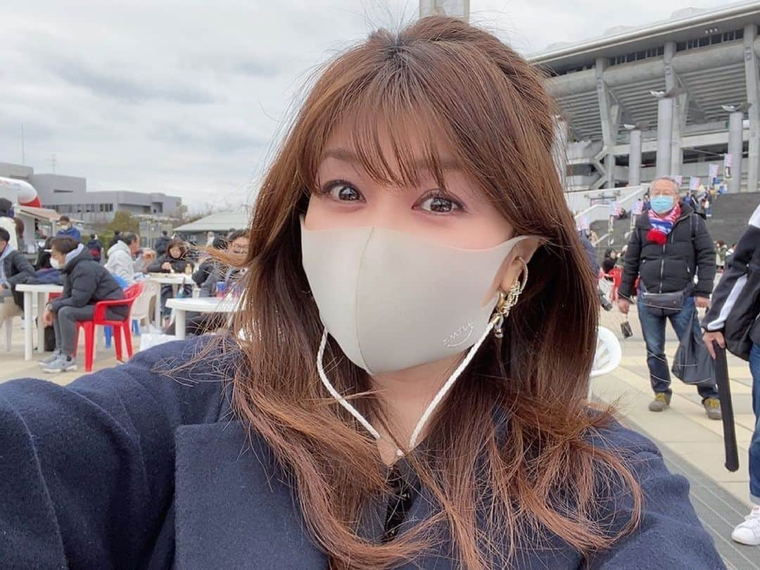 矢部美穂さんのインスタグラム写真 - (矢部美穂Instagram)「今日は日産スタジアムに来ています✨ 横浜マリノスとサンフレッチェ広島の試合があります✨ オウルテックdayと言うことで花束贈呈💐をさせていただきます😊 今は試合前にトークショーが開催されているので見ています✨ #オウルテック #オウルテックデー  #花束贈呈  #40代  #矢部美穂」3月7日 11時25分 - miho.yabe.0607