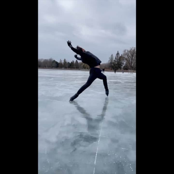 ナム・グエンのインスタグラム：「Kinda hard to look graceful when I’m trying to avoid bird 💩 and big chunks of ice😂 sad that lake skating is coming to a close, but grateful to have made new friends out here🙂」