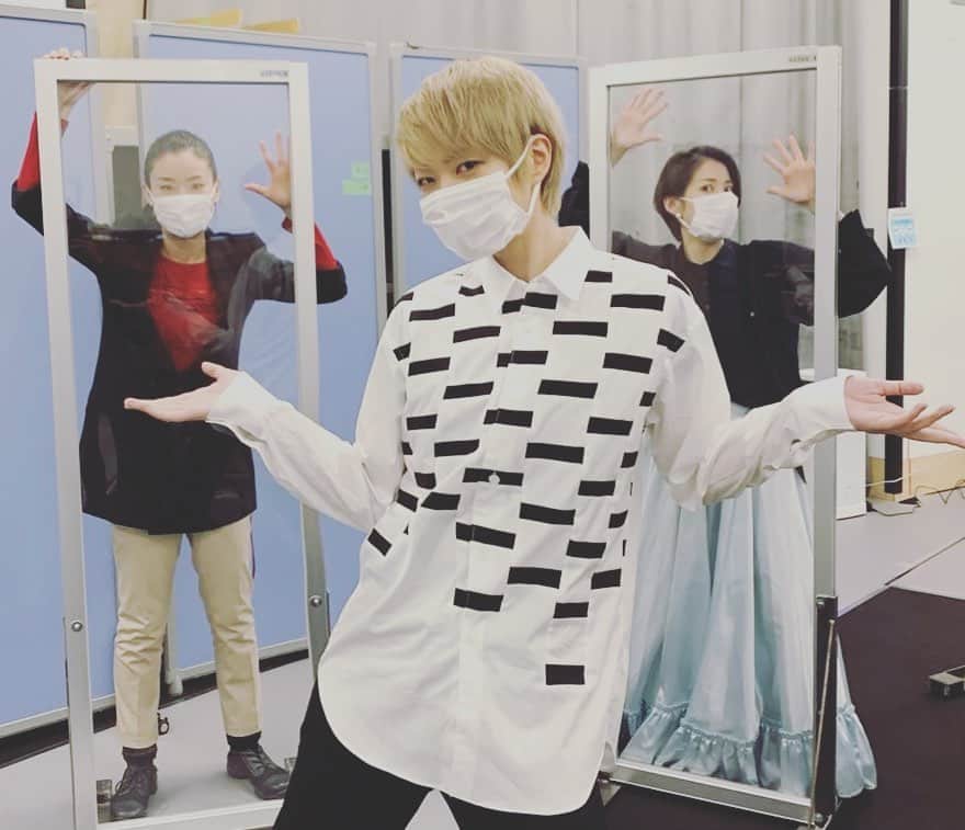 大月さゆのインスタグラム：「﻿ 昨日から稽古場にやってきた我が同期。﻿ かいちゃん(七海ひろき)🦭💕﻿ ﻿ ﻿ 同期と久しぶりに会うと、﻿ 出会った頃からの大変化と﻿ それでも変わらない部分と﻿ 会えない時間を瞬時に飛び越える感が﻿ 一気に押し寄せて🌊﻿ 戸惑うかと思いきやスッと馴染む（笑）﻿ これが同期ってやつかぁ…と実感しています😁💕﻿ ﻿ ﻿ さっ！﻿ 今日もがんばろー🙋‍♀️  #七海ひろき #美翔かずき #89期 #シニョールドンファン #ハートロケット♥️ #音楽学校の思い出 #次々に甦る」