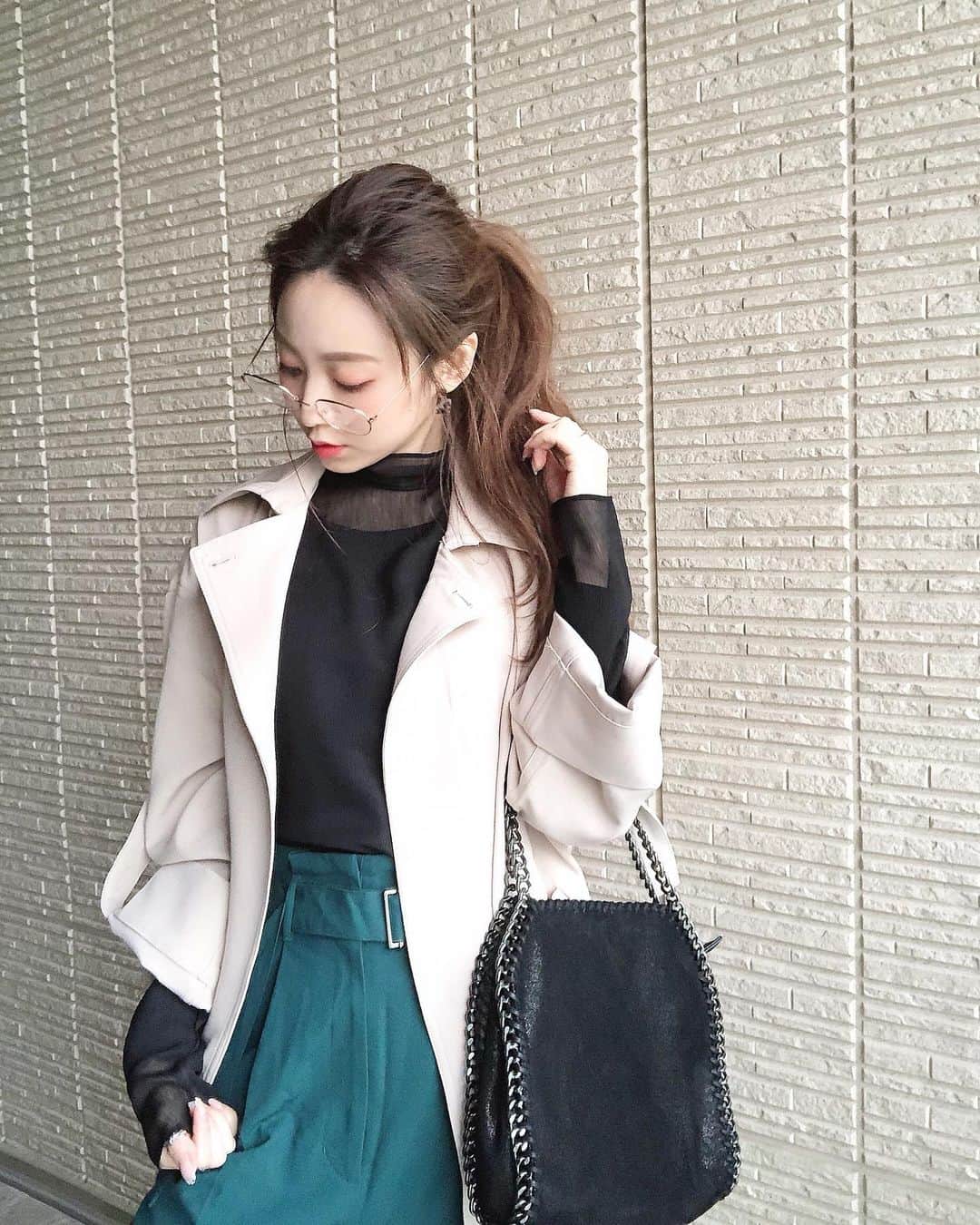 白岩まちこのインスタグラム：「≫≫👗... 𝘤𝘰𝘰𝘳𝘥𝘪𝘯𝘢𝘵𝘦  ㅤㅤㅤㅤㅤㅤㅤㅤㅤㅤㅤㅤㅤㅤㅤㅤㅤㅤㅤㅤㅤ 𝘛𝘰𝘥𝘢𝘺'𝘴 𝘤𝘰𝘥𝘦...❤︎  ㅤㅤㅤㅤㅤㅤㅤㅤㅤㅤㅤㅤㅤㅤㅤㅤㅤㅤㅤㅤㅤ  今日はネイルチェンジの日💅🏻✨  ㅤㅤㅤㅤㅤㅤㅤㅤㅤㅤㅤㅤㅤ  今日も花粉が凄そうやから、 叩いたら花粉落ちそう素材のコート着た🧥🌳笑笑  ㅤㅤㅤㅤㅤㅤㅤㅤㅤㅤㅤㅤㅤ ㅤㅤㅤㅤㅤㅤㅤㅤㅤㅤㅤㅤㅤ ちなみにこのコートは、 EMMAの春の新作🧥🎶  ㅤㅤㅤㅤㅤㅤㅤㅤㅤㅤㅤㅤㅤ 👗  @emma_____official   ㅤㅤㅤㅤㅤㅤㅤㅤㅤㅤㅤㅤㅤ  ㅤㅤㅤㅤㅤㅤㅤㅤㅤㅤㅤㅤㅤ 明日3/8(mon)の12:00〜販売開始なんやけど、 3/9(tue)までの２日間は新作限定価格で ¥1,000off の ¥6,480(税込)で買えるん🧥✨ ㅤㅤㅤㅤㅤㅤㅤㅤㅤㅤㅤㅤㅤ  ㅤ  テロンとしたスプリングコート🧥🎶 でも素材は結構しっかりしてて、 シルエットも見ての通り綺麗やから まさかこの値段には見えない😮😮😮！  ㅤㅤㅤㅤㅤㅤㅤㅤㅤㅤㅤㅤ  高見え😳👏🏻 ㅤㅤㅤㅤㅤㅤㅤㅤㅤㅤㅤㅤㅤ ㅤㅤㅤㅤㅤㅤㅤㅤㅤㅤㅤㅤㅤ  ㅤㅤㅤㅤㅤㅤㅤㅤㅤㅤㅤㅤㅤ 普段はゴールドアクセやけど、 今日はお洋服に合わせてシルバーアクセにしてみた🙈⛓ㅤㅤㅤㅤㅤㅤㅤㅤㅤㅤㅤㅤㅤ  ㅤㅤㅤㅤㅤㅤㅤㅤㅤㅤㅤㅤㅤ  ちょっと綺麗目意識ー🤪🤪🤪✌🏻 ㅤㅤㅤㅤㅤㅤㅤㅤㅤㅤㅤㅤㅤ ㅤㅤㅤㅤㅤㅤㅤㅤㅤㅤㅤㅤㅤ  お洋服ちゃんと伝えたくて何枚も載せてごめんよ😂🙏🏻  ㅤㅤㅤㅤㅤㅤㅤㅤㅤㅤㅤㅤㅤ ㅤㅤㅤㅤㅤㅤㅤㅤㅤㅤㅤㅤㅤ ㅤㅤㅤㅤㅤㅤㅤㅤㅤㅤㅤㅤㅤ ...今日は日曜日やね🕊🌿 ㅤㅤㅤㅤㅤㅤㅤㅤㅤㅤㅤㅤㅤ  わたしはネイルに行くけど、 みんなは なにして過ごすのー😘？？ㅤㅤㅤㅤㅤㅤㅤㅤㅤㅤㅤㅤㅤ ㅤㅤㅤㅤㅤㅤㅤㅤㅤㅤㅤㅤㅤ  コメント欄で教えて🧏🏻‍♀️👂🏻💕  ㅤㅤㅤㅤㅤㅤㅤㅤㅤㅤㅤㅤㅤ ㅤㅤㅤㅤㅤㅤㅤㅤㅤㅤㅤㅤㅤ ㅤㅤㅤㅤㅤㅤㅤㅤㅤㅤㅤㅤㅤ 🛒❤ ....https://bit.ly/3qWKia5 ︎ㅤㅤㅤㅤㅤㅤㅤㅤㅤㅤㅤㅤㅤ  ㅤㅤㅤㅤㅤㅤㅤㅤㅤㅤㅤㅤㅤ  #春アウター#春コーデ#大人コーデ #アウター#ファッションコーデ#コーデ記録 #カラーパンツ#シースルートップス #春ファッション#オフィスカジュアル #オフィスコーデ#アラサーコーデ #30代コーデ #シルバーアクセ#シルバーアクセサリー #今日のコーディネート#30代ファッション #PR#エマ#emma #トレンチコート#スプリングコート」