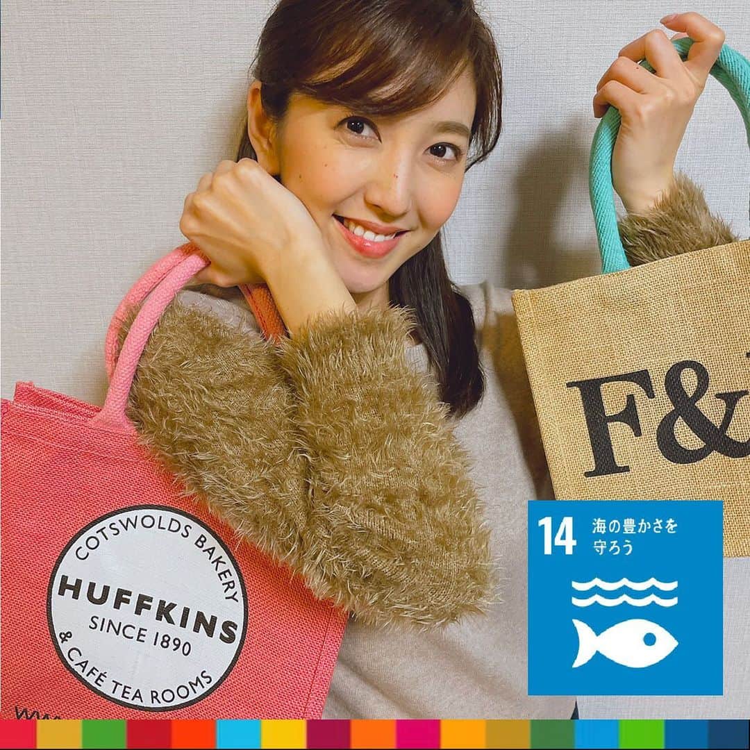 フジテレビアナウンサーのインスタグラム：「小澤陽子です。  可愛いエコバッグを持っていると、それだけで気分が明るくなります🤗 レジ袋を使わないと、どれだけ地球の負担が減らせるのか？考える機会が増えました。  例えば、レジ袋が海中に浮いているとクラゲが泳いでいるように見えるので、ウミガメなどが間違えて飲み込むことがあるそうです。  私たち消費者が「使うか使わないか」を自分の意思で選択することできる。 小さなことかもしれないですが、自分にできることを探していきたいです。  #楽しくアクションSDGs #14海の豊かさを守ろう #フジテレビアナウンサー #小澤陽子 @yoko.ozawa729  #海洋プラスチック問題  12時からフジテレビで生放送しています!! 地球HEROES〜楽しく地球を救っちゃおう!!〜」