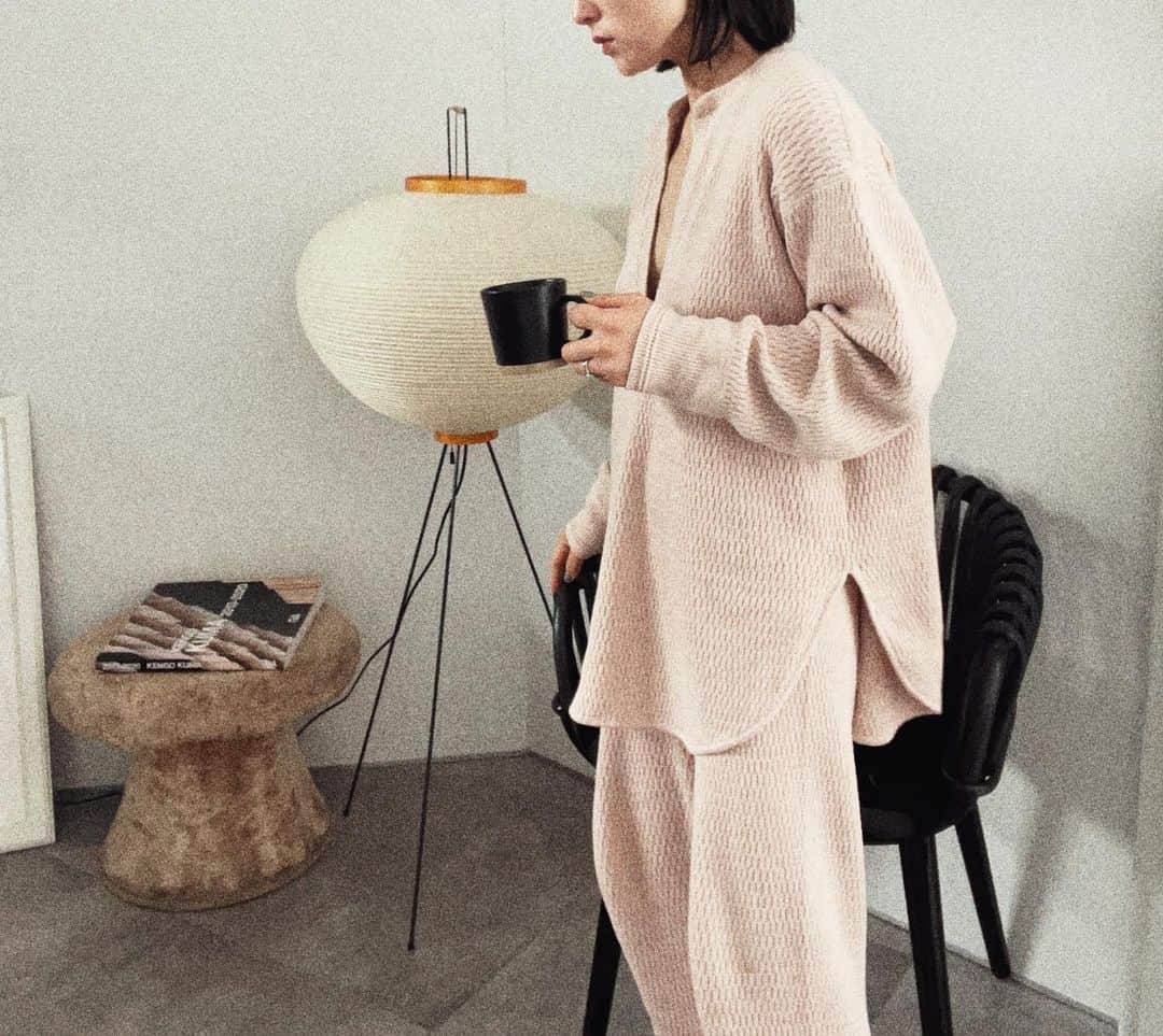 のインスタグラム：「最近のroom wearの1つ。  salonadametropeさんの“菌ケアライフスタイル“web企画ページにお邪魔しています。 愛用している新しく発売された機能性ルームウエアやZEROMAKERというスプレーについても詳しく知れるページです。  スプレーは家の各所においてかなり活用中です。  是非ご覧ください🤍  #salonadametrope #サロンアダムエロペ #zeromaker #mediveil」
