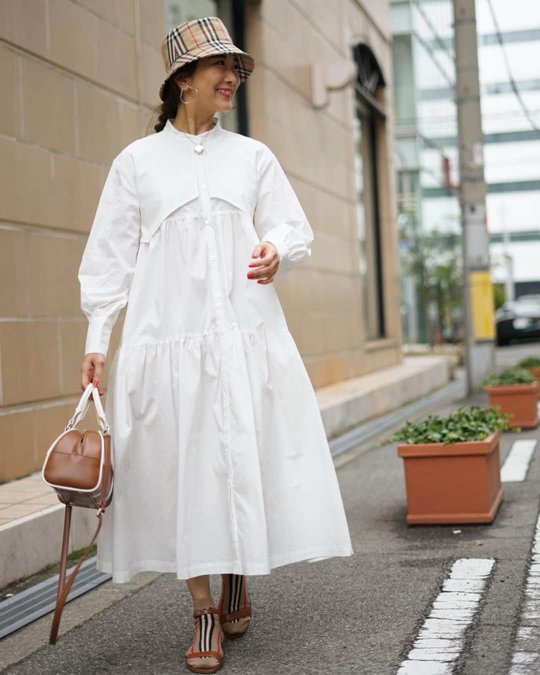 Mai Wakimizuのインスタグラム：「昨日のcoordinate♡定番のシャツワンピも一癖デザインを加えるだけで印象が変わり、フォーマル感出た♡生地もきちんと見えるよう拘り、しっかりめのパリッシャカっとした感じ。もちろんお家でのお洗濯◎春に使いやすいwhite.pink.blueの3カラーです＼(^o^)／私はひとまず無難なwhiteをコンプリート。小物で遊べるのがwhiteの魅力♡ #wakkinstyle#ootd#coordinate#ママコーデ dress:#linkable @linkable_official(来週11日〜予約販売開始予定) bag:#prada shoes:#manoloblahnik  hat:#burberry」