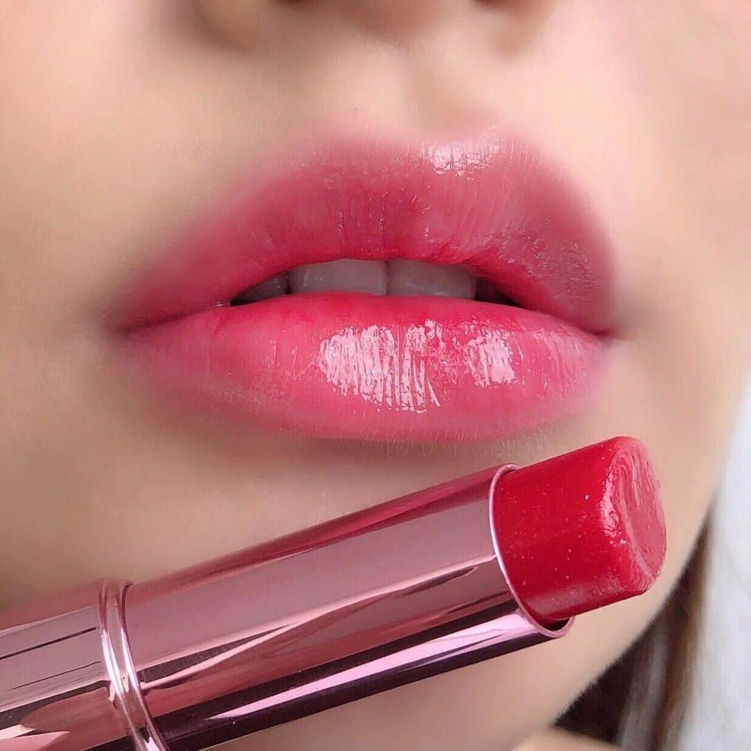 M∙A∙C Cosmetics Japanのインスタグラム：「ぷるんと潤うグロー プレイ リップバームから、ピンキーレッドのカラーをチョイス✨ 透明感のある透けツヤリップで軽やかな春メイクを楽しんで🌸🖤 ㅤ　 【使用製品】 グロー プレイ リップ バーム／フルール ウェルカム ㅤ Regram from @maccosmeticstaiwan  #MACブラックチェリー#MACBLACKCHERRY #桜コスメ」