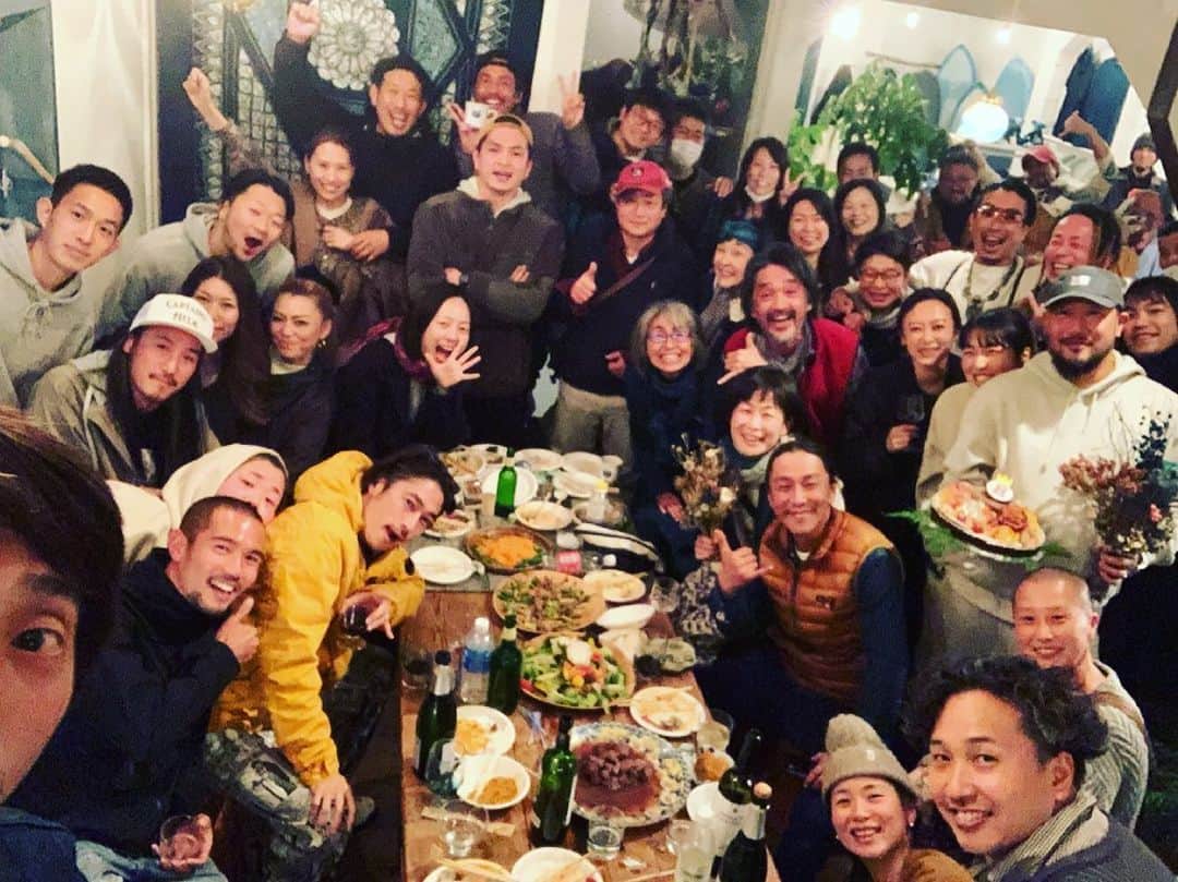 窪塚洋介のインスタグラム：「昨日は徳島県海陽町の@shopping.ohguro の51周年＆3代目店長就任1周年のチヒロくんのお祝いにサプライズで行って参りました。  昨年の11月の初訪問で心掴まれ新時代を共に作れる頼もしい仲間と確信。以後お付き合いを続けさせてもらっています。 今回の滞在もさらにその思いを強くしました。 そのうちYouTube「今をよくするTV」でもこのスーパーを取り上げたいなあと思っております。  今回はいつもの仲間と一緒に、家族連れて行けて嬉しかった^ ^  本当にいい町…🥺  p.s.当たり前のことですがメディアに洗脳されず、ちゃんと現実に地に足つけて立ち、普段から腸活して生きている免疫ド強の方々と、優秀な常在菌の交換も出来て、さらに免疫上がっちゃったなあ…♡」