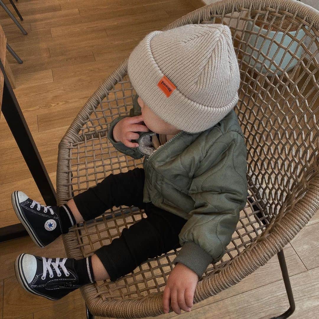 樽見麻緒のインスタグラム：「𝐒𝐮𝐧𝐝𝐚𝐲☀︎ いつかの息子とcafeデート👐🏻💗💕💋 ׅ #cafe#coffeetime#1yearold#boys#男の子ママ#ママライフ#息子服#息子コーデ#キッズコーデ#カフェ巡り#新米ママ#カジュアルコーデ#コンバースコーデ#コンバース」