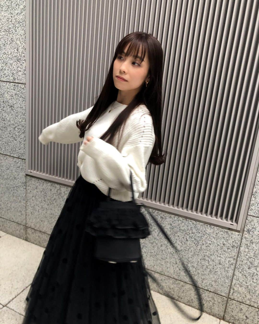 松雪彩花のインスタグラム：「少しづつですが、上着のいらない昼間が増えてきました☀️ そんな日に街を歩く人の表情やお洋服を見るのがすき。 お店の人ともいつも以上に笑顔で話しちゃう。 お気に入りのころっとしたバッグももっと愛おしい👜💓 この時だけ、マスクを外してます。  #setsukosagittaire #allureville #birthdaybash #暖かい日 #お散歩が好き」