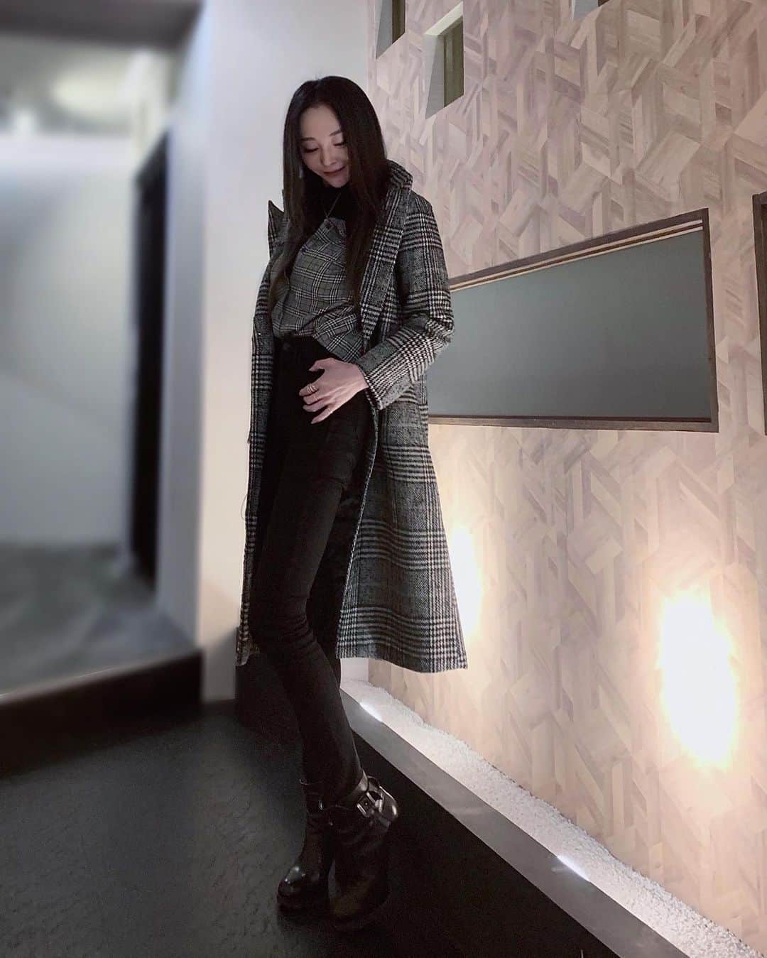 のインスタグラム：「glen check coat♡  日によってはまだ寒いけど 薄手のコートがやっと着られる気温になってきた♪  着回ししやすくてお気に入り☆  ────────────────────────── #glencheck #glencheckcoat#グレンチェック#グレンチェックコート #check」