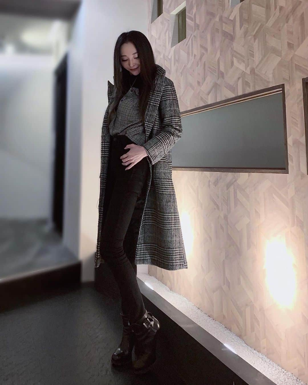 山崎みどりさんのインスタグラム写真 - (山崎みどりInstagram)「glen check coat♡  日によってはまだ寒いけど 薄手のコートがやっと着られる気温になってきた♪  着回ししやすくてお気に入り☆  ────────────────────────── #glencheck #glencheckcoat#グレンチェック#グレンチェックコート #check」3月7日 13時18分 - midori_yamasaki_