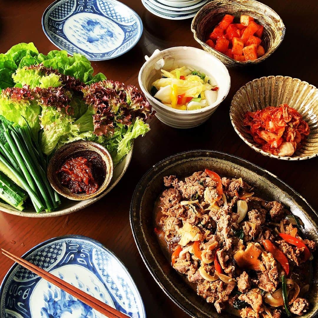 志摩有子さんのインスタグラム写真 - (志摩有子Instagram)「生野菜たっぷり、プルコギランチ。 牛肉を香味野菜とタレに漬け込んでおけば、フライパンにざっと出して焼くだけ。ちなみにタレは醤油、砂糖、コチジャン、酒、胡麻油、塩、おろしニンニク、おろし生姜。 あまりいじらずにじゅうじゅう焼き付けるのがポイント。あとはわかめスープとごはん。  #プルコギ #プルコギランチ」3月7日 13時25分 - ariko418