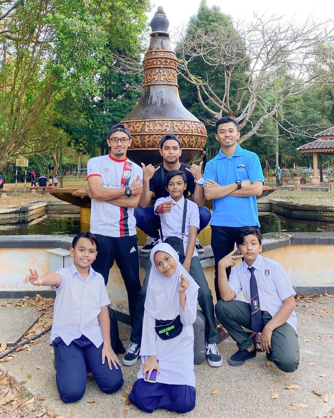 PSYさんのインスタグラム写真 - (PSYInstagram)「Baru siap ambik adik-2 sekolah ni haa.. Kanan saya cikgu PJ.. Kiri saya Ustaz.. Korang suka pelajar mana satu? 😄 @wanirfan_10 @wayneamir @fakh.danish @de.damia @danishikmalkamal @aliffelman」3月7日 13時39分 - farisrahimie