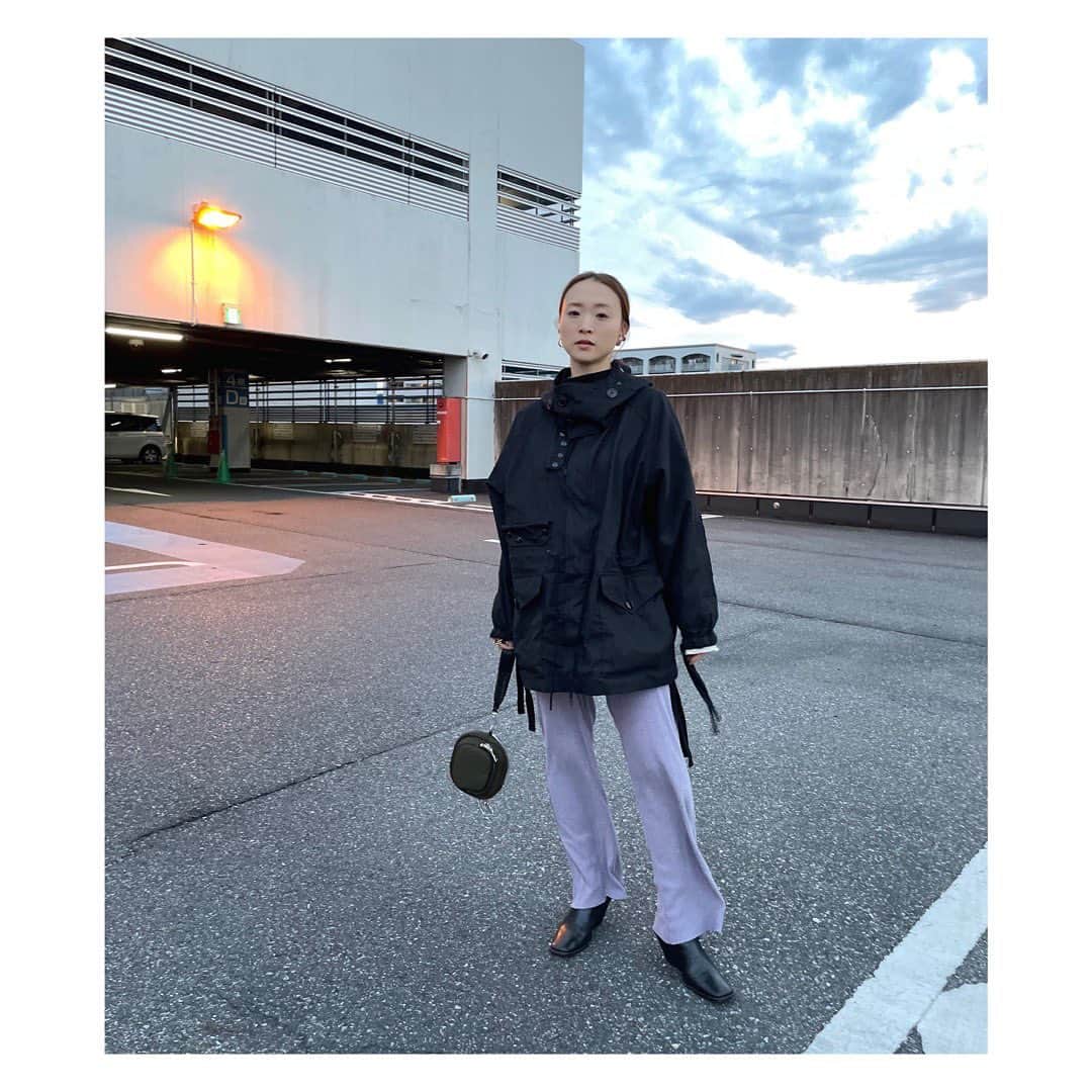 野尻美穂のインスタグラム：「全色買おうかなってくらい着やすいしかわいい💜👖🌷（しかもプライスもお手頃だった気がする😍 そしてこういうレギンスに ミリタリーを合わせるの好き☺️  jacket @hyke_official  leggings @todayful_  bag @prada  shoes @untishold」