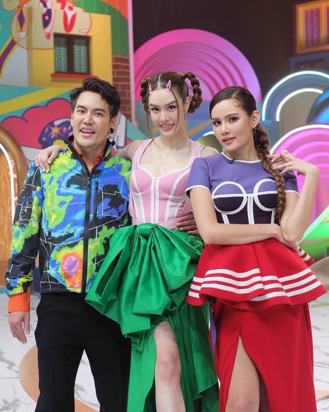 グレース＝カンクラオのインスタグラム：「#จัดจ้านย่านวิภา จะออนแล้ว วันนี้ 5โมงเย็น ทางช่อง @thairathtv กด 32 ค่า .... ตื่นเต้น เป็นกำลังใจให้พวกเราด้วยนะคะ  @realyingrhatha @aofpongsak」