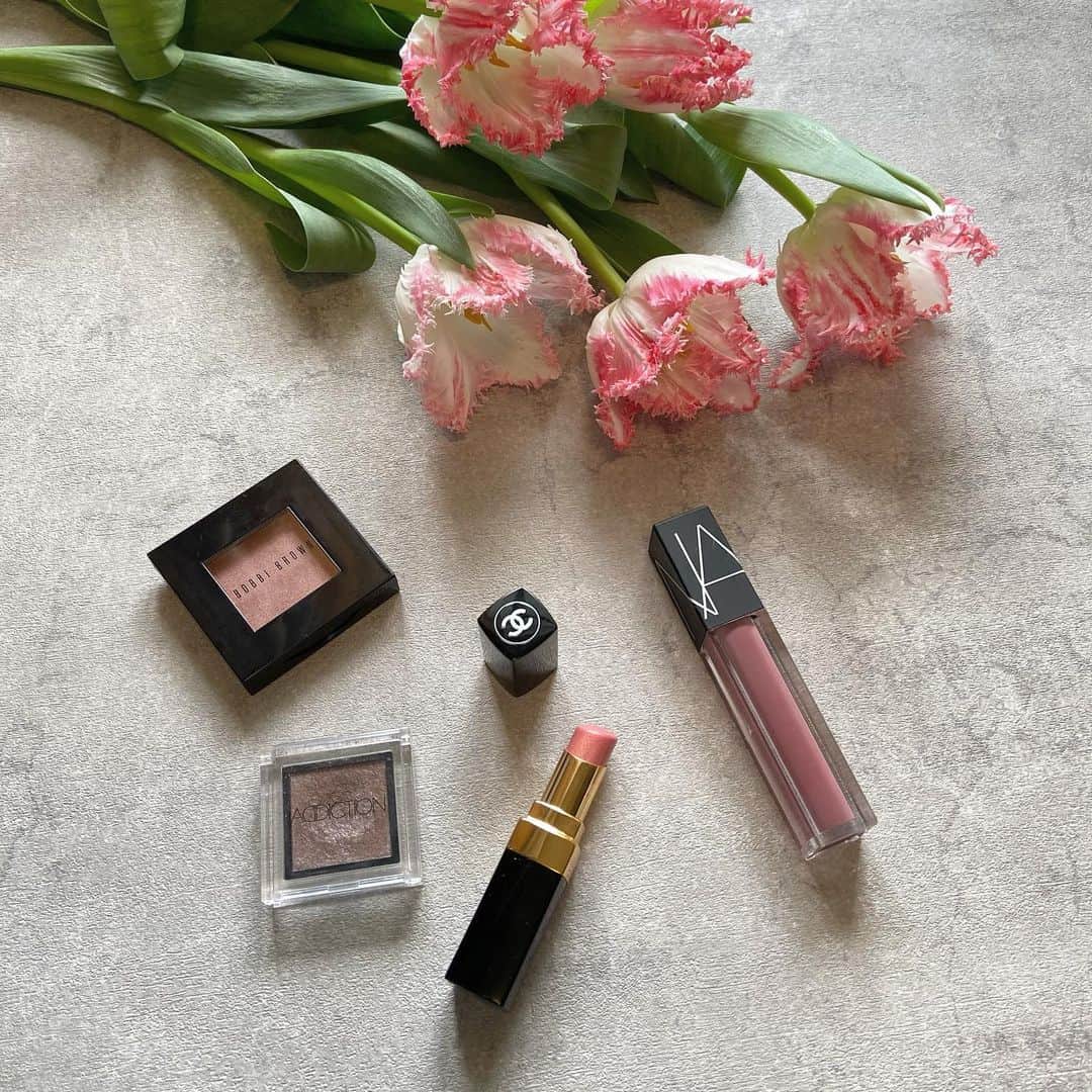 mmmcoco07のインスタグラム：「✴︎ pink makeup . ☑︎ #bobbibrown シマーウォッシュアイシャドウ08ローズゴールド ☑︎ #addiction ザ アイシャドウ068 . 最近のアイメイクはピンクのアイシャドウにブラウンのマスカラ☺︎ アイシャドウはこの２つを合わせて使うのがお気に入り‼︎ 落ち着いた肌馴染みの良いピンクなので大人でも浮かずに使えます❤︎ . . . #pinkmakeup#chanel#chanelmakeup#nars#narscosmetics#cosme#makeup#flowers#チューリップ#ピンクメイク#アイシャドウ」