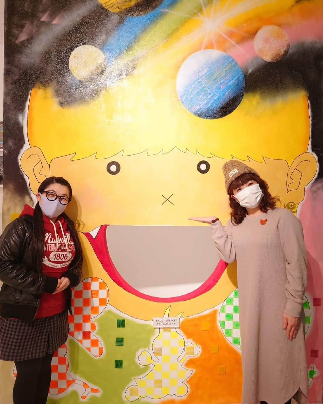 森田まりこさんのインスタグラム写真 - (森田まりこInstagram)「「吉本新喜劇〜吉田ヒロ展」行ってきました！ ・ ・ 岡田直子さんと入ってすぐにある大きな作品の前で #いらっしゃいませ #こちらへどうぞ のポーズ。 ・ かわいいものから渋カッコいいものまであって、作品から色んな顔のヒロ兄さんを見れました！ #すぎょーい ・ 鈴木つかささんやチームむぎ水さんとのコラボ作品もいっぱいー！ 私は鹿の🦌角を〇〇してる作品がすごく好きでしたー！気になる方はngk裏手にある、ラフピーアートギャラリーでチェックしてみてね🙆‍♀️ #入場無料 #21日まで #火曜水曜休み」3月7日 14時33分 - morita.mariko