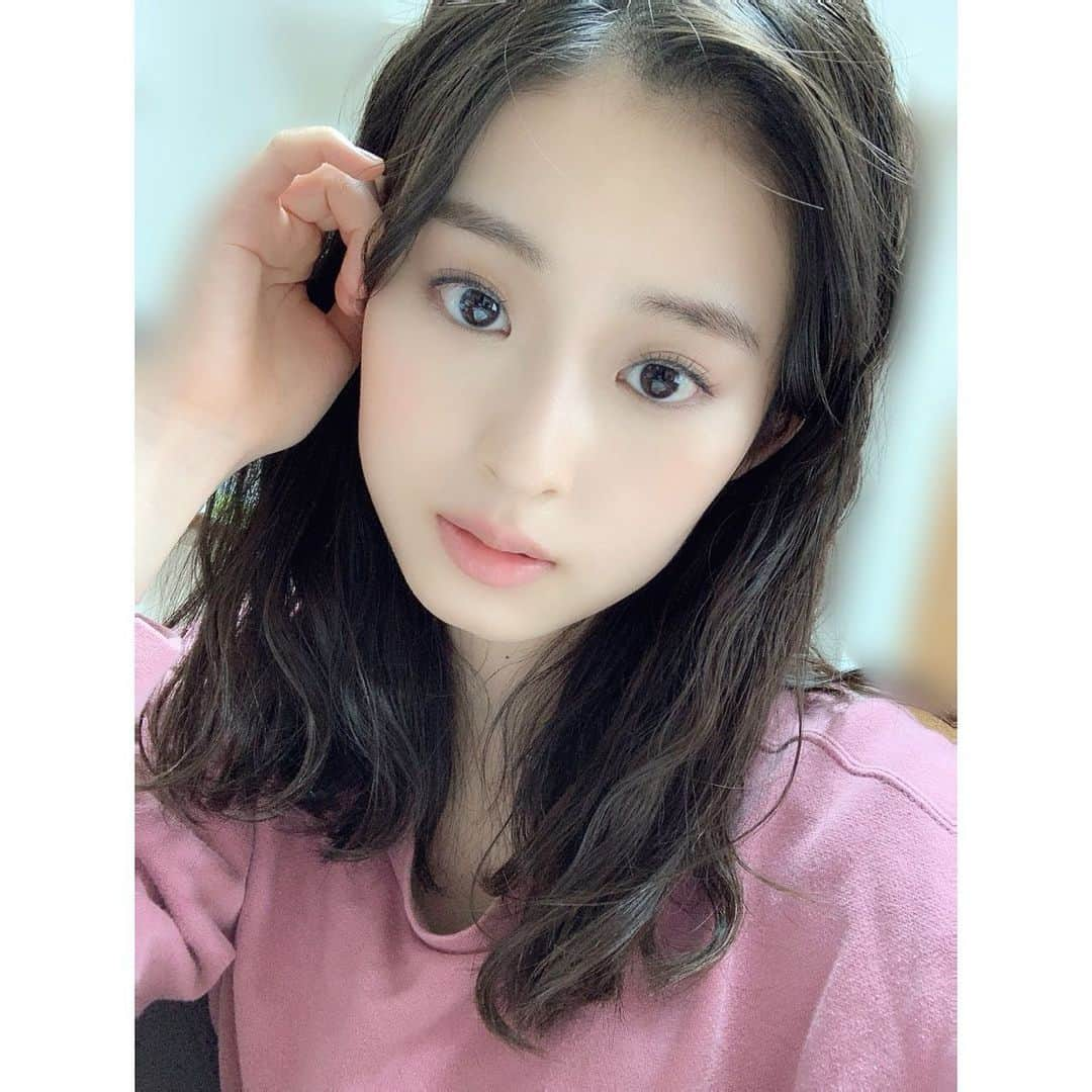 井本彩花さんのインスタグラム写真 - (井本彩花Instagram)「. 今日はとある撮影をしてきました✨ 髪の毛巻き巻きで久しぶりに前髪あげました！ 自撮り沢山載せちゃいます。😉✌️  早く情報解禁したいな〜💭 皆様、お楽しみに…🥰❤️  #シュークリーム  #食べた後に #撮った #美味しかった  #❤️ #井本彩花」3月7日 14時38分 - imoto_ayaka_official