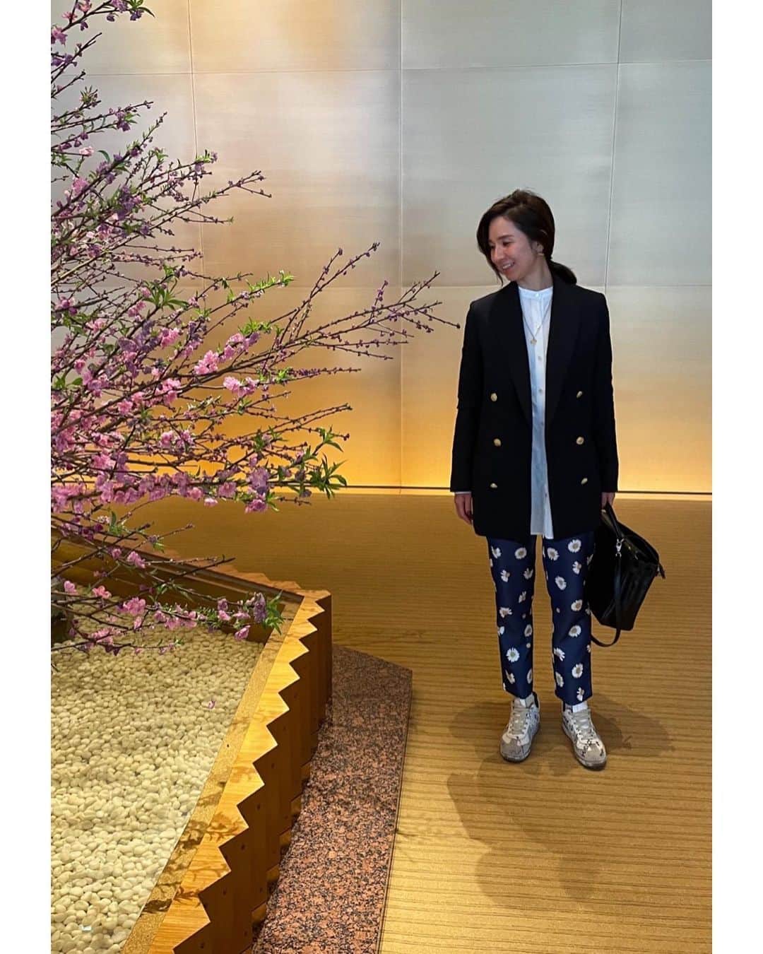 西村カナコのインスタグラム：「金ボタンのジャケット着ると父を思い出す😁🎶 . . @the_newhouse デイジー🌼柄パンツが可愛すぎて😍 . .」