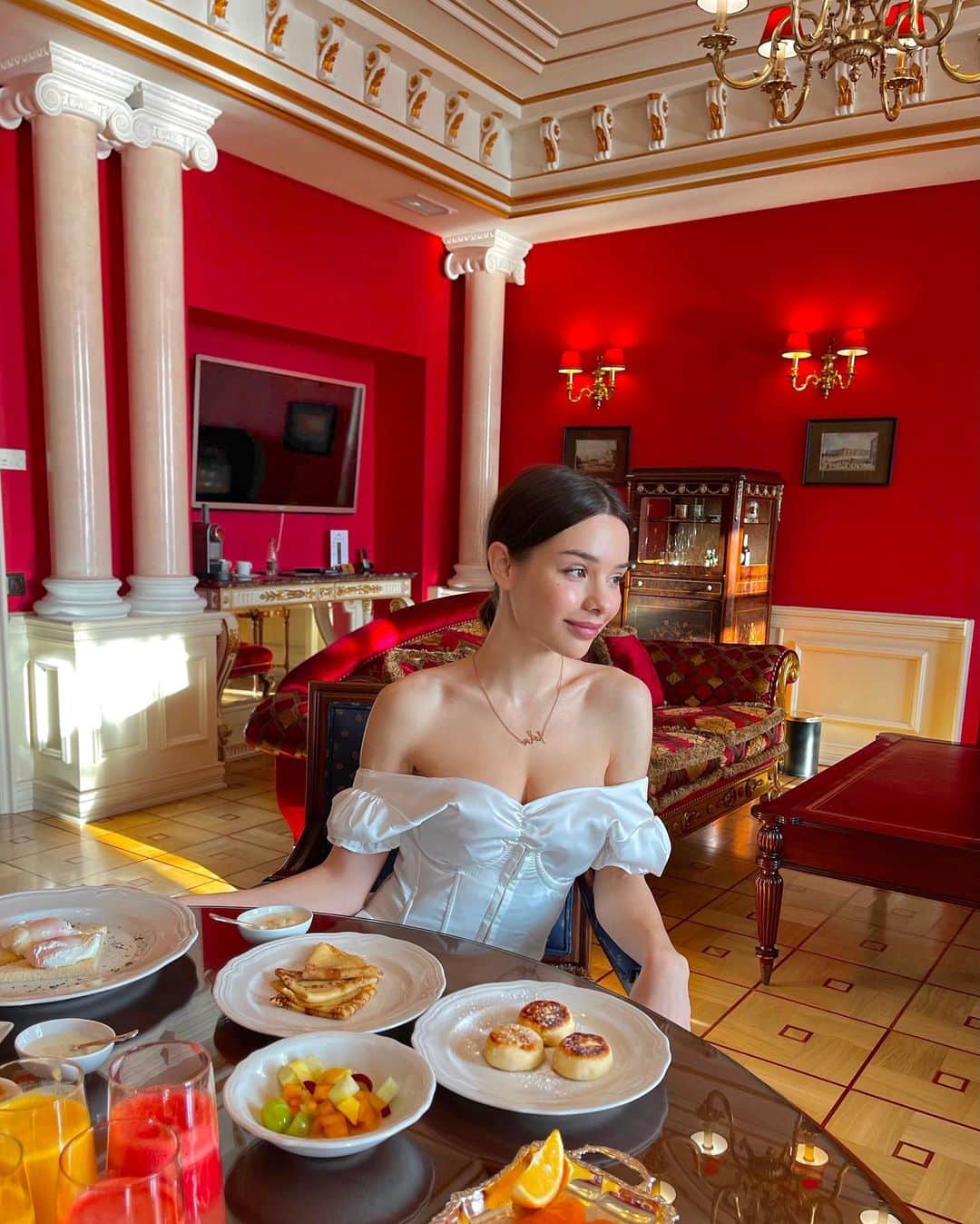 Maria Wayのインスタグラム：「👼🏼💫 кто правильно напишет, сколько у меня уже фотографий в этом платье? 😄 Кстати, многие спрашивают в сторис, что это за невероятное место... Кто собирается в Питер, я очень рекомендую остановиться в @trezzinipalace_hotel 💕 Ты находишься словно в музее, где каждая комната не похожа на другую. Тут загадочная атмосфера, куча мест для фотографий, а из окон вид на разводные мосты 🌉 Останавливаемся тут уже второй раз. Кто ещё не видел, заходите в сторис 👆🏻」