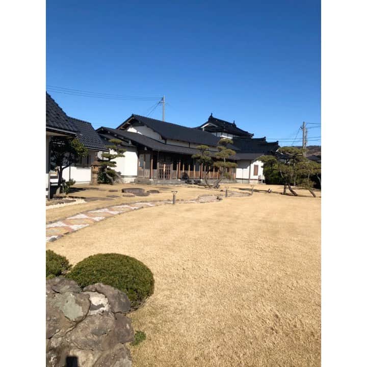 のインスタグラム：「結婚記念日で主人と 念願のレメデニカホさんにお邪魔してきました！  @remedenikaho   地元の食材を使ってフレンチ🇫🇷🍽 その絶品さに驚きと感動の連続！  運ばれてくるお皿や食器も美しく 目でも美味しいレストランでした😍  秋田にこんな素敵なお店があり、 誇りに思いますね✨ 秋田は美味い！！🙆🏻‍♀️  そして初の動画作りにも挑戦！ 技術はこれからがんばってあげていきます…😂  #akita #French #レメデニカホ #nikaho #地産地消  #tiktok #結婚記念日」