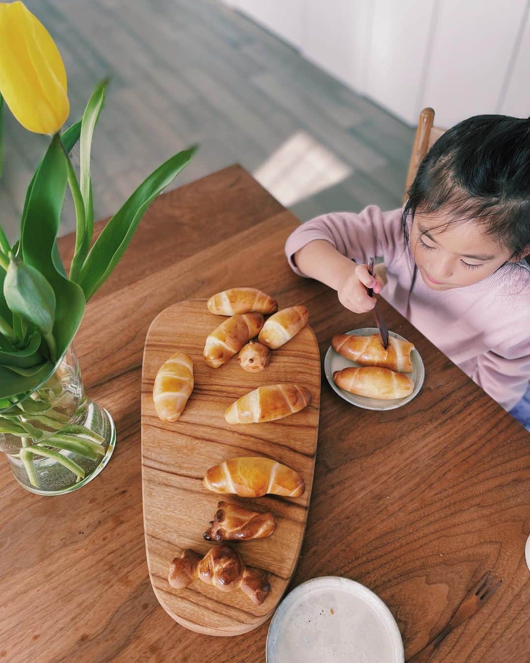 原田沙奈子さんのインスタグラム写真 - (原田沙奈子Instagram)「アマネとパン作り🥖 まるで粘土のように作るから膨らまないかと心配だったけど。笑  すんごく！美味しかったー。  まだホームベーカリーもない頃、母が生地からこねて作ったバターロールがこの世で1番美味しかった！のが忘れられなくて… 当時の私と同じくらいだったであろうアマネと作ってみた。  食べやすいようにという事だったのか母が焼いたバターロールは少し小さめで。 あの焼きたてのロールパン、いったい何個食べたっけな。  と、いう私のHAPPY MENUの記憶を蘇らせてたら目の前のアマネが7〜8コ食べてた。 自分で作った焼きたてのパンは最高だもんね。。  それから母とは、一緒にベーグルやクッキーやケーキ焼いたりして色んなもの作ったなー。 楽しかったし、本当に美味しかった。  アマネの記憶の中にも残るのかな。 残ったらいいな。  みなさんのHAPPY MENUはなんですか？  #おうちごはん#happymenutoyou #日清製粉グループ #pr#バターロール#手作りパン」3月7日 16時47分 - sanakoharada